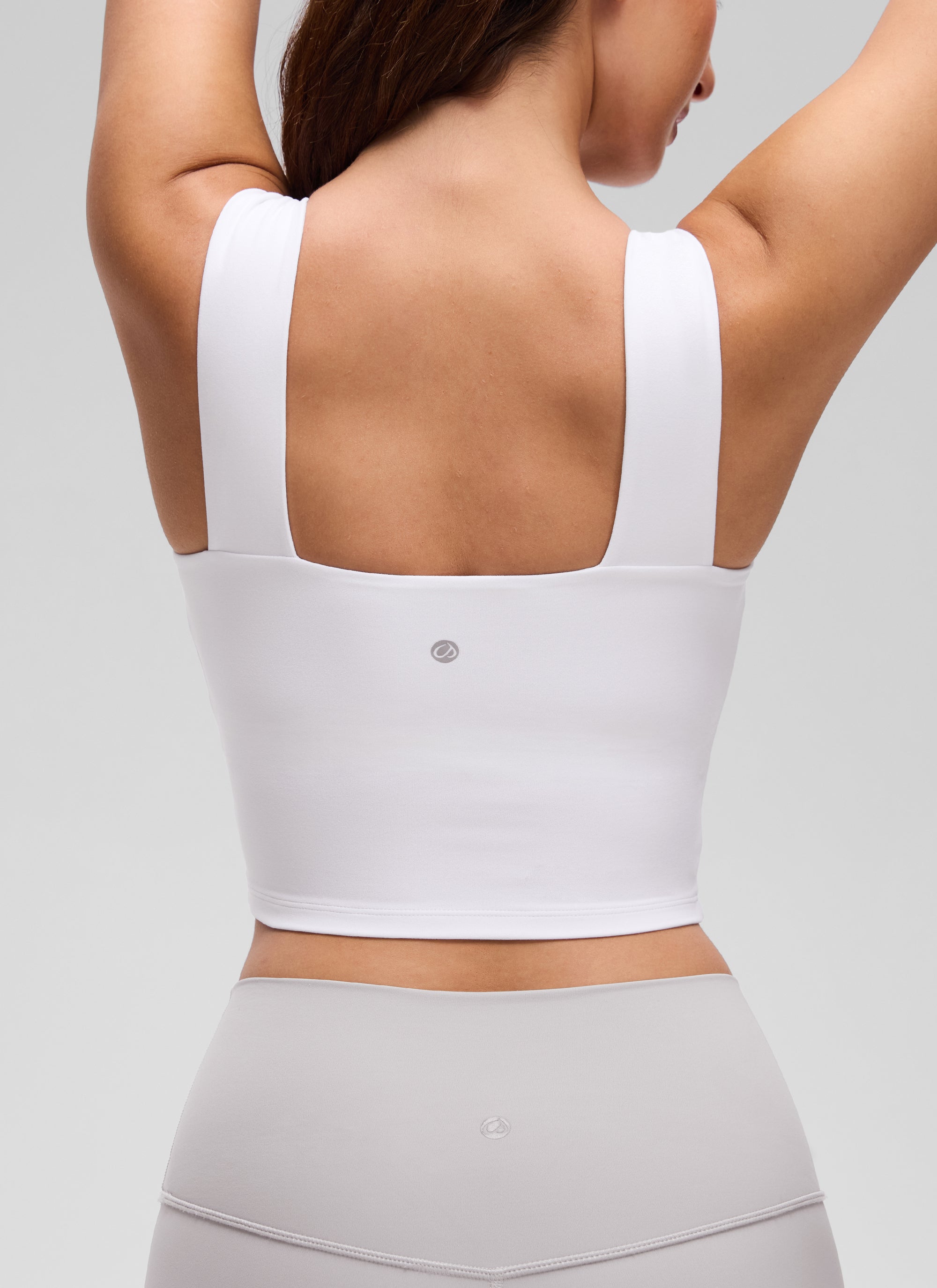 توب نسائي قصير بحمالة صدر مدمجة ورقبة مربعة من تشكيلة Butterluxe من CRZ YOGA باللون الأبيض