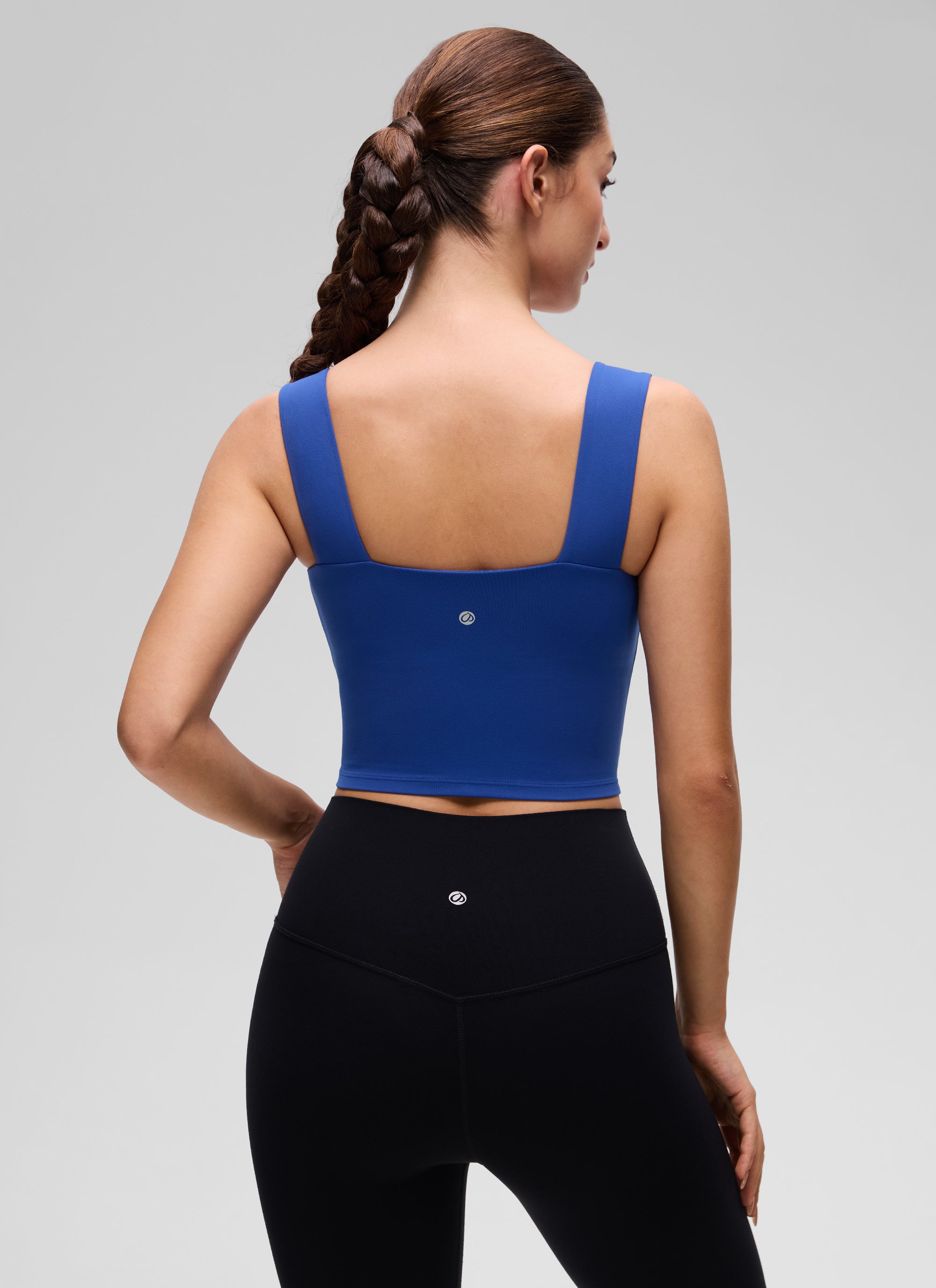 توب نسائي قصير بحمالة صدر مدمجة ورقبة مربعة من تشكيلة Butterluxe من CRZ YOGA بلون أزرق أمواج
