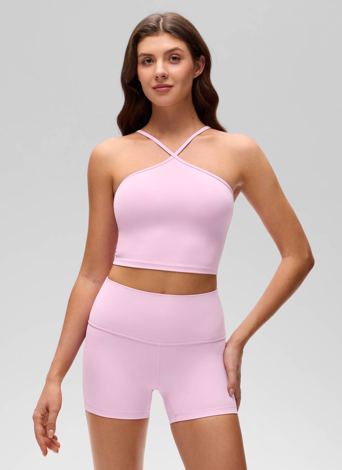 CRZ YOGA - قميص يوغا قصير للسيدات بنمط « Butterluxe » وياقة متقاطعة مع حمالة صدر مدمجة - اللون: فيتا بينك