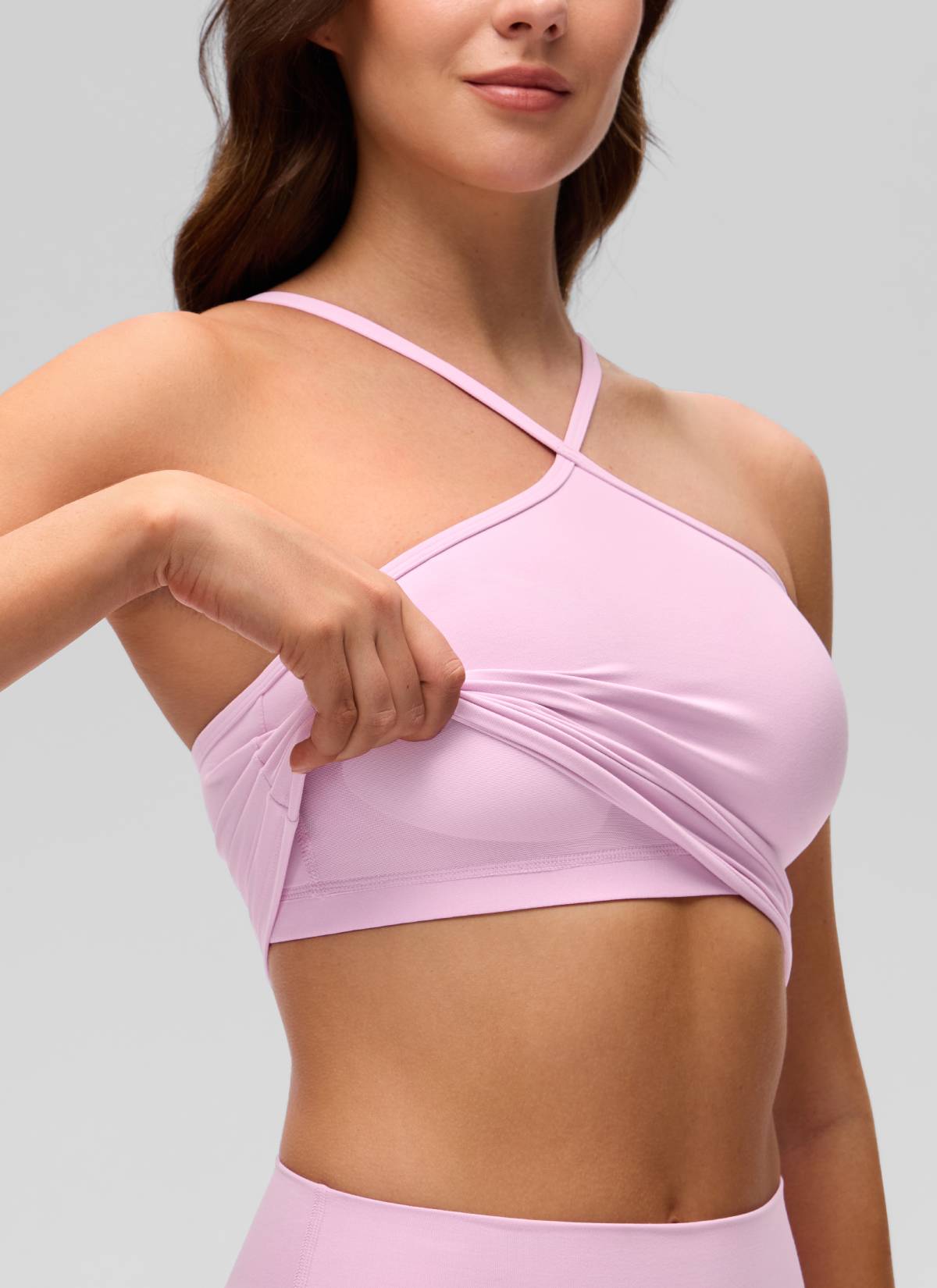 CRZ YOGA - قميص يوغا قصير للسيدات بنمط « Butterluxe » وياقة متقاطعة مع حمالة صدر مدمجة - اللون: فيتا بينك