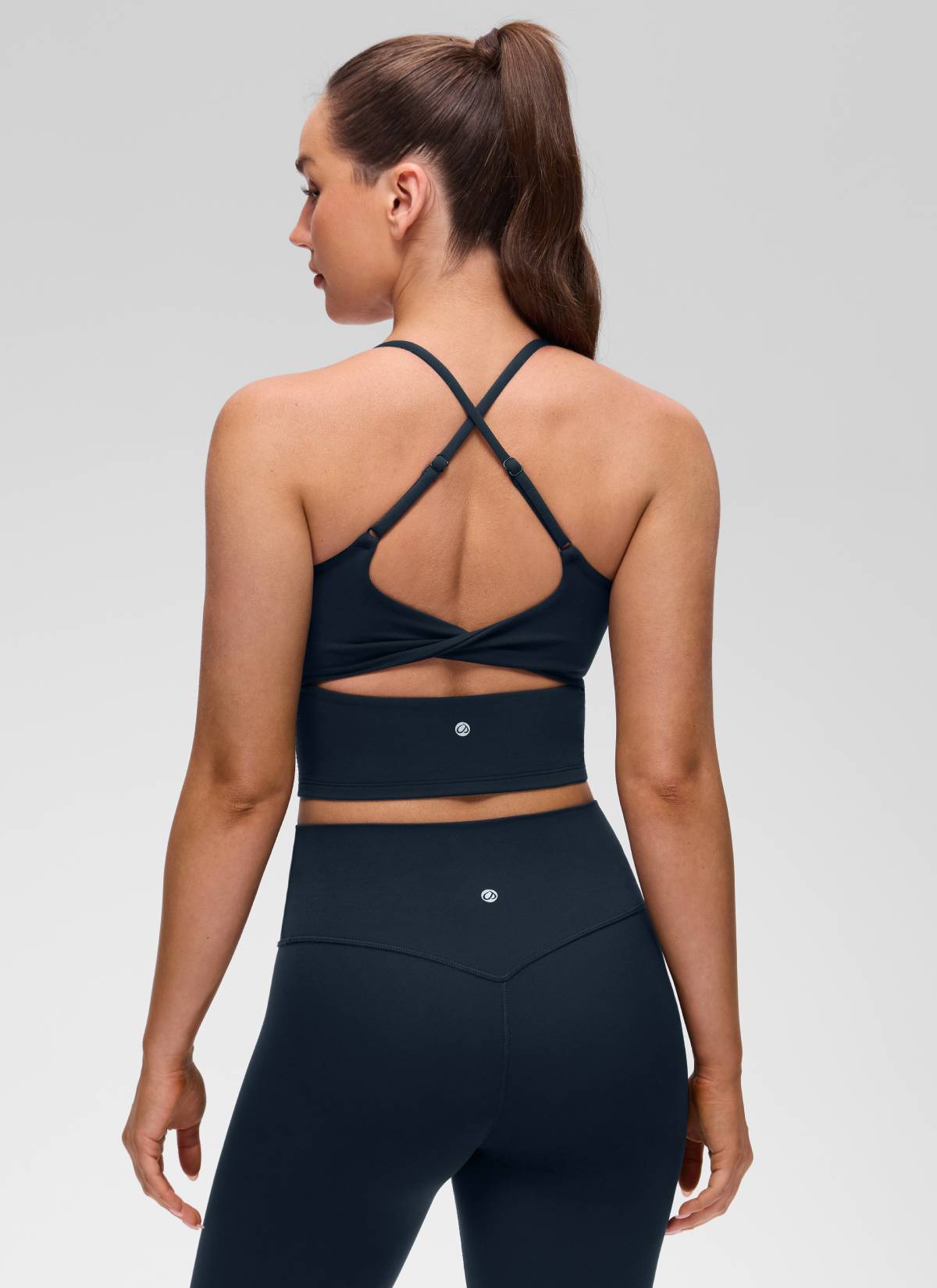 تانك توب نسائي من CRZ YOGA Butterluxe برقبة على شكل U وظهر متقاطع ملتوي مع حمالة صدر مدمجة بلون كحلي داكن