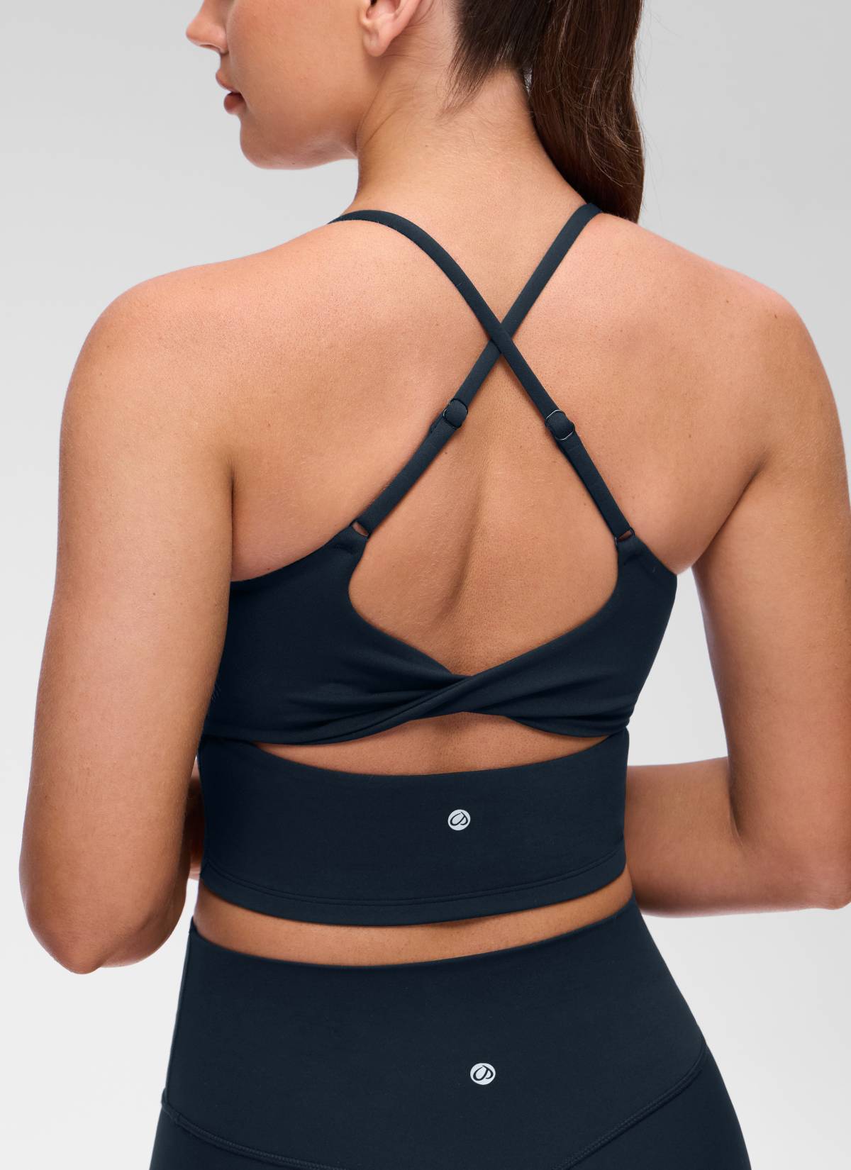 تانك توب نسائي من CRZ YOGA Butterluxe برقبة على شكل U وظهر متقاطع ملتوي مع حمالة صدر مدمجة بلون كحلي داكن