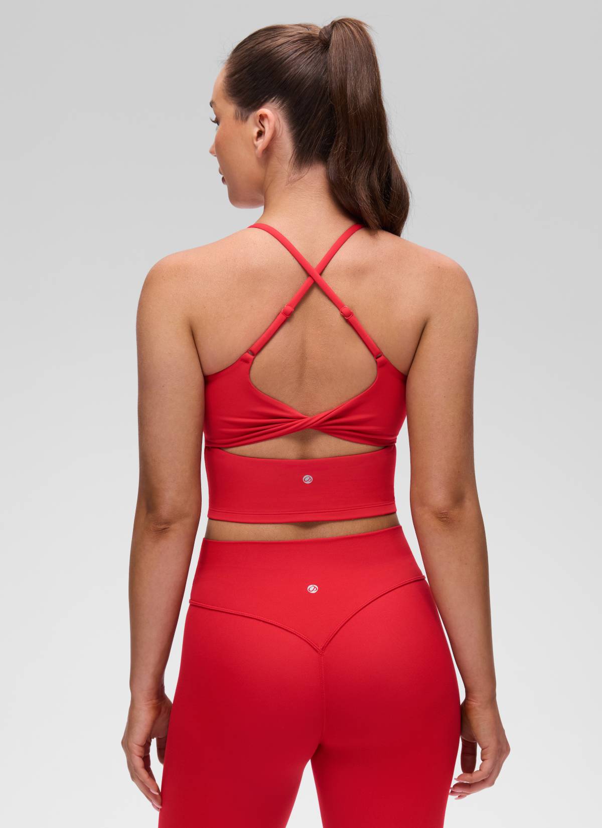 تانك توب نسائي من CRZ YOGA Butterluxe برقبة على شكل U وظهر متقاطع ملتوي مع حمالة صدر مدمجة بلون أحمر أورورا