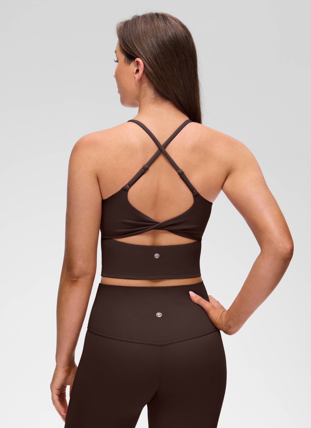 تانك توب نسائي من CRZ YOGA Butterluxe برقبة على شكل U وظهر متقاطع ملتوي مع حمالة صدر مدمجة بلون بني شوكولاتة داكن