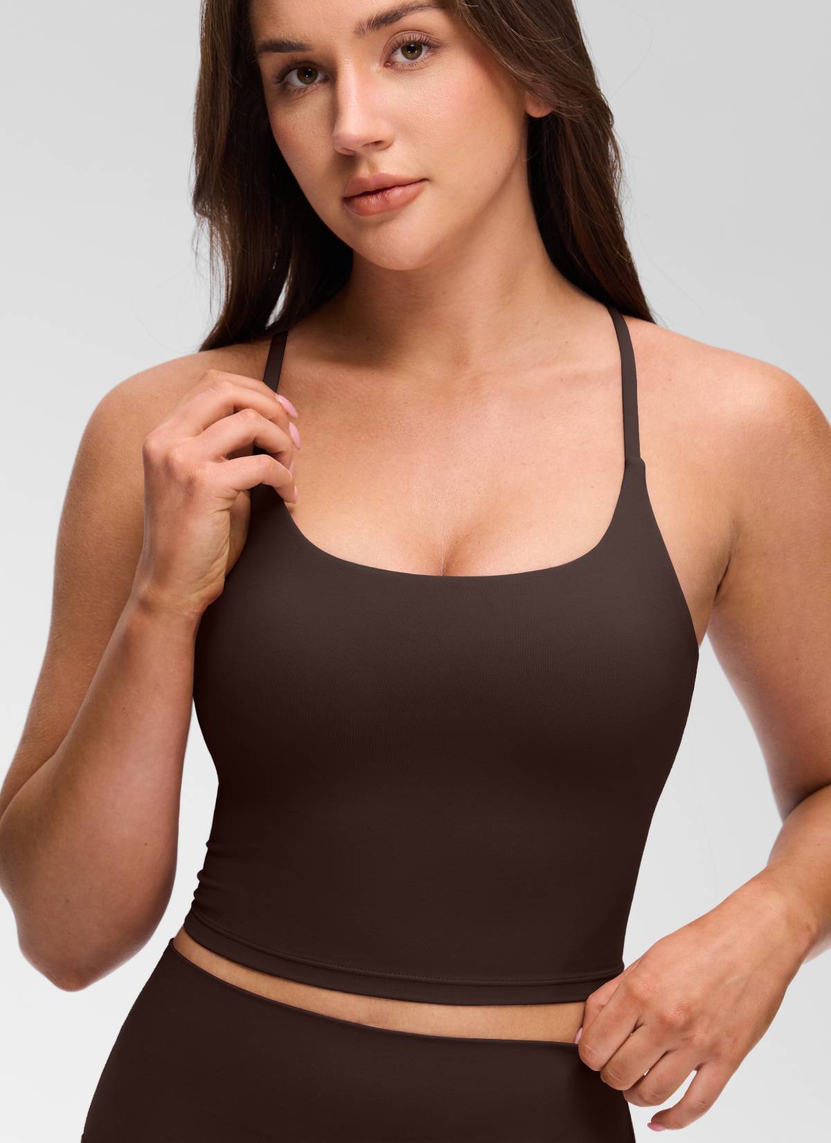 تانك توب نسائي من CRZ YOGA Butterluxe برقبة على شكل U وظهر متقاطع ملتوي مع حمالة صدر مدمجة بلون بني شوكولاتة داكن