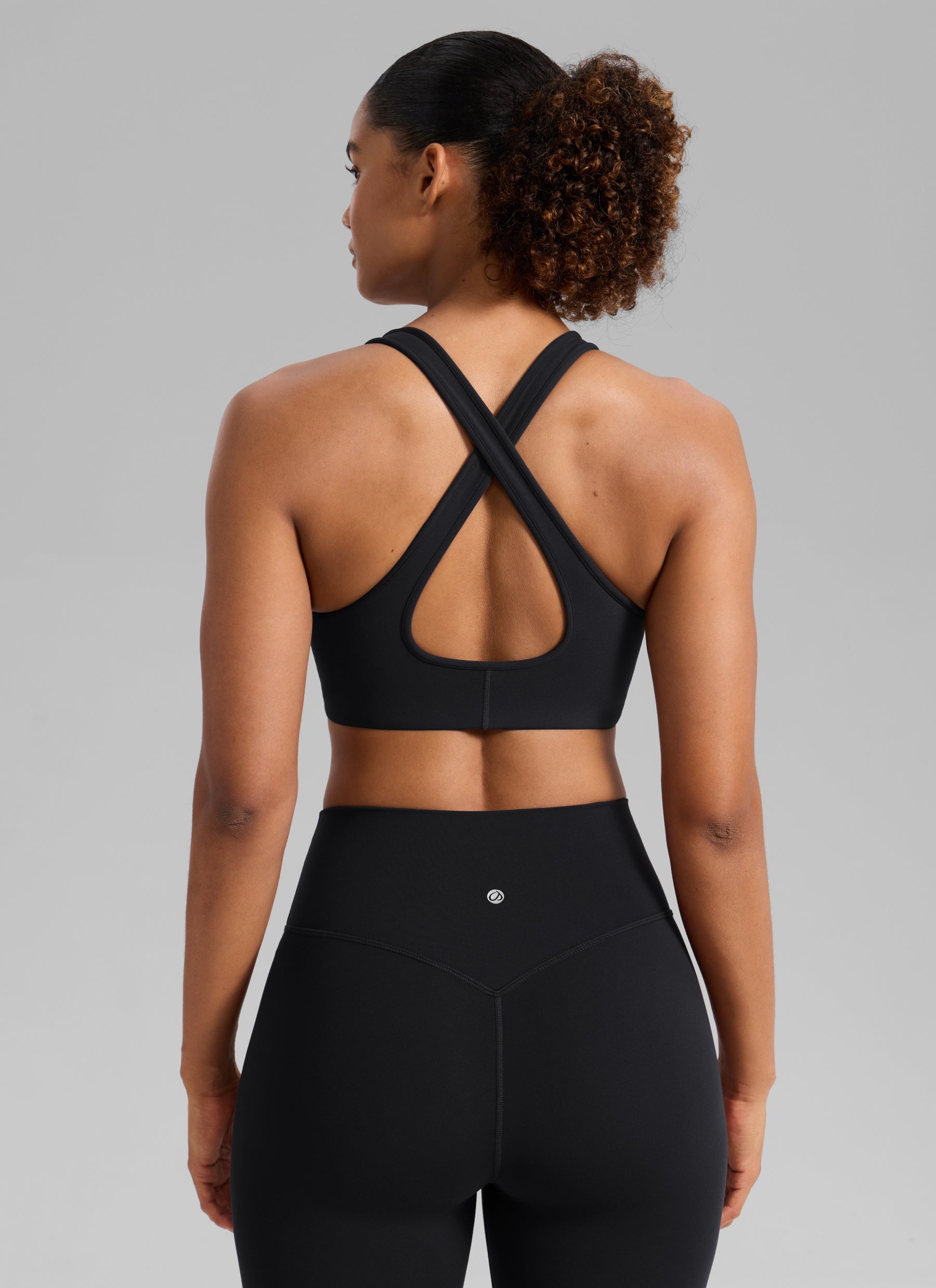 حمالة صدر رياضية نسائية من CRZ YOGA Butterlift® للتمرين برقبة عميقة على شكل حرف V وظهر متقاطع، لون أسود