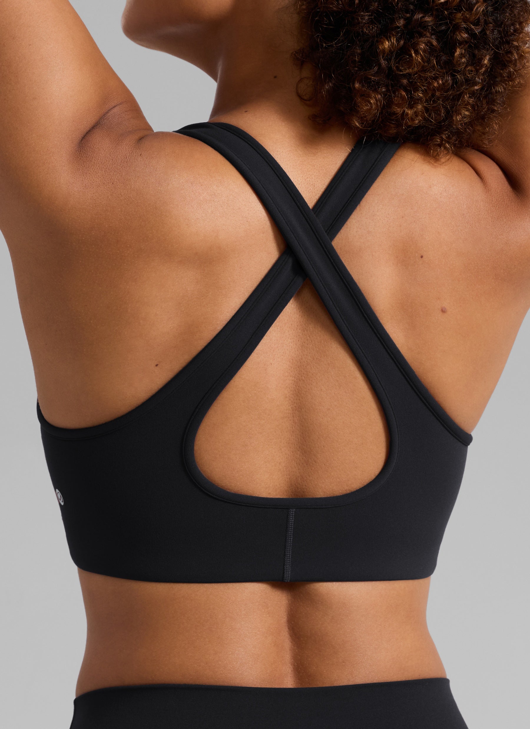 حمالة صدر رياضية نسائية من CRZ YOGA Butterlift® للتمرين برقبة عميقة على شكل حرف V وظهر متقاطع، لون أسود