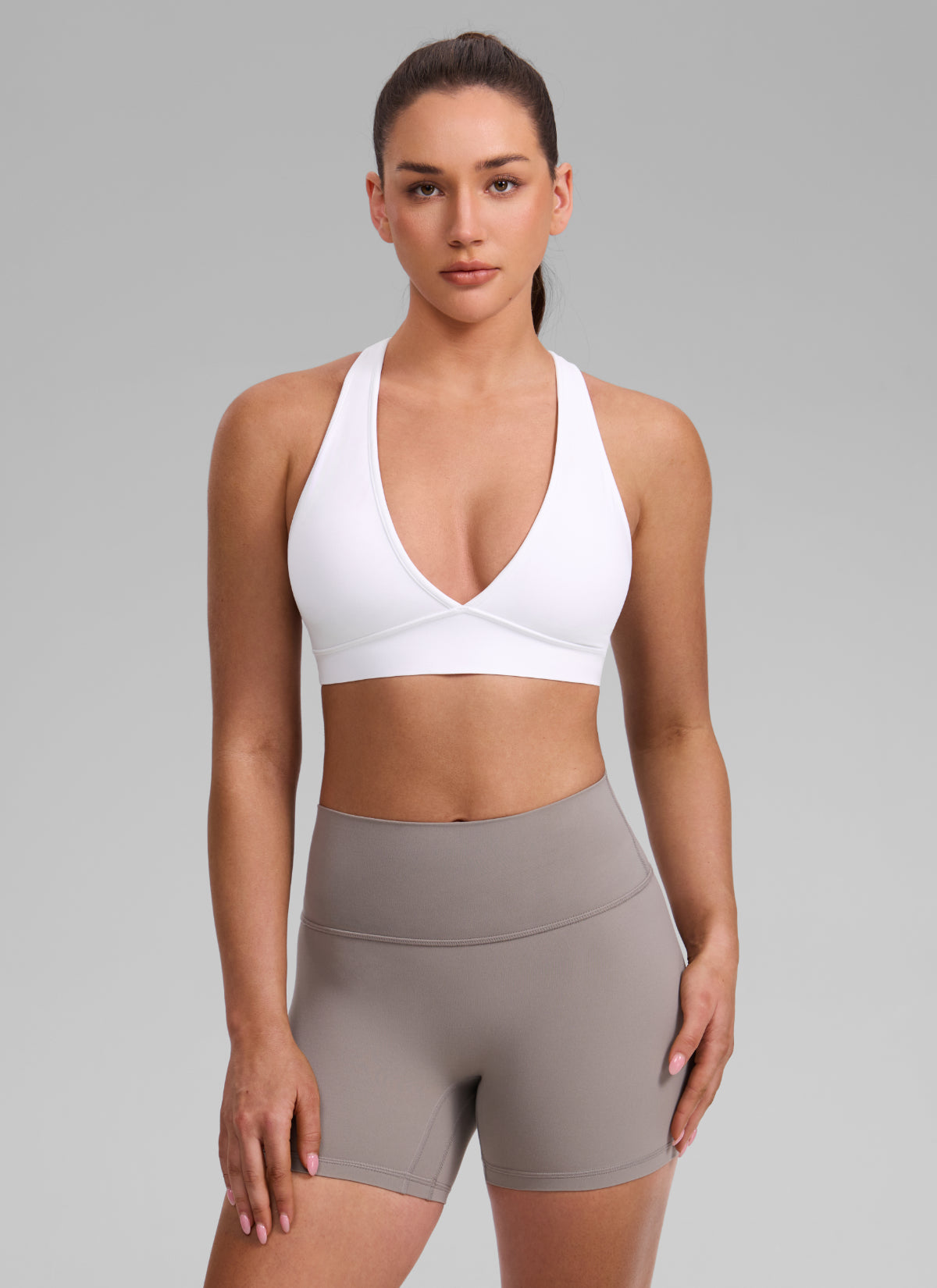حمالة صدر رياضية نسائية من CRZ YOGA Butterlift® للتمرين برقبة عميقة على شكل حرف V وظهر متقاطع، لون أبيض