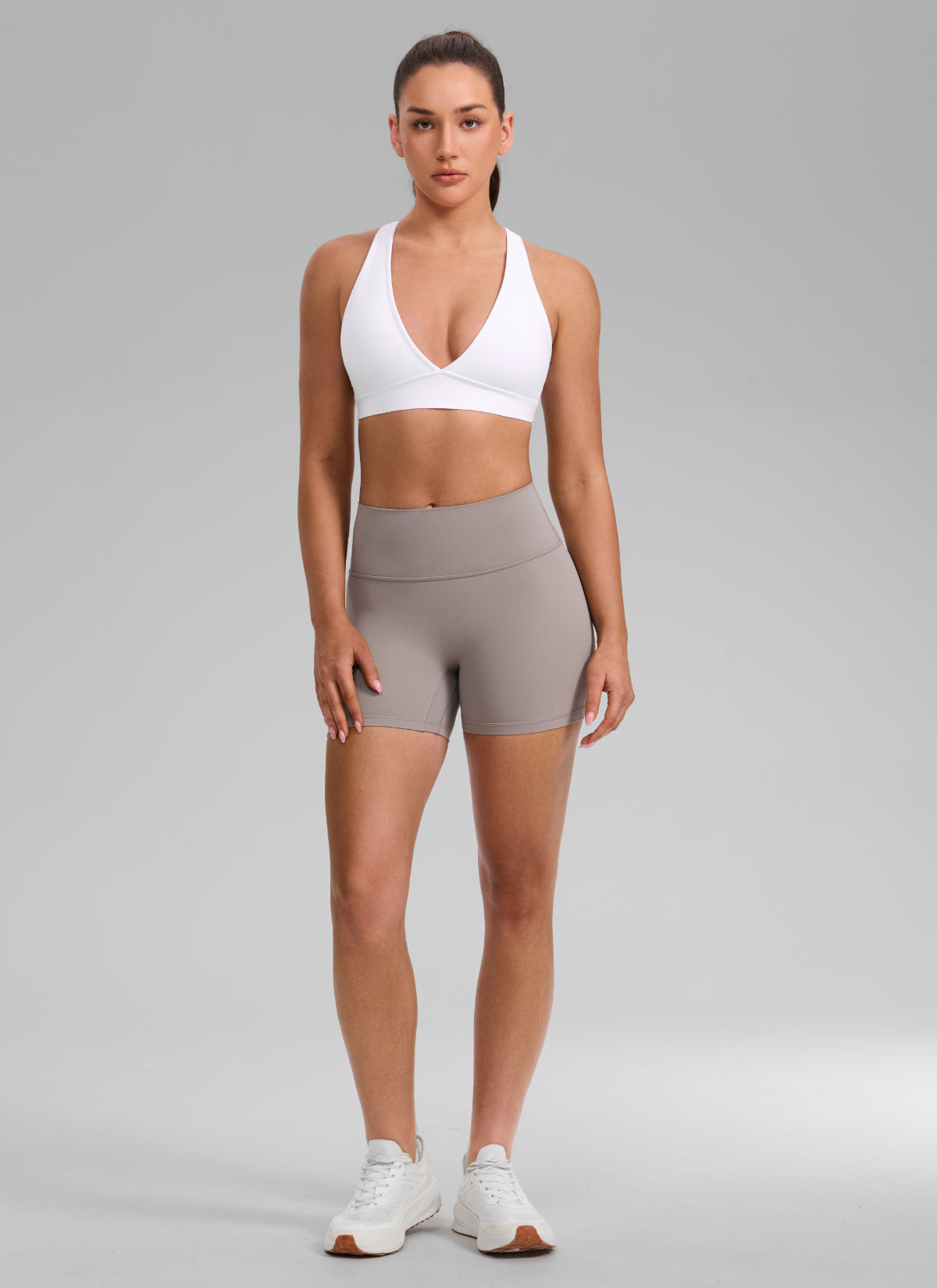 حمالة صدر رياضية نسائية من CRZ YOGA Butterlift® للتمرين برقبة عميقة على شكل حرف V وظهر متقاطع، لون أبيض