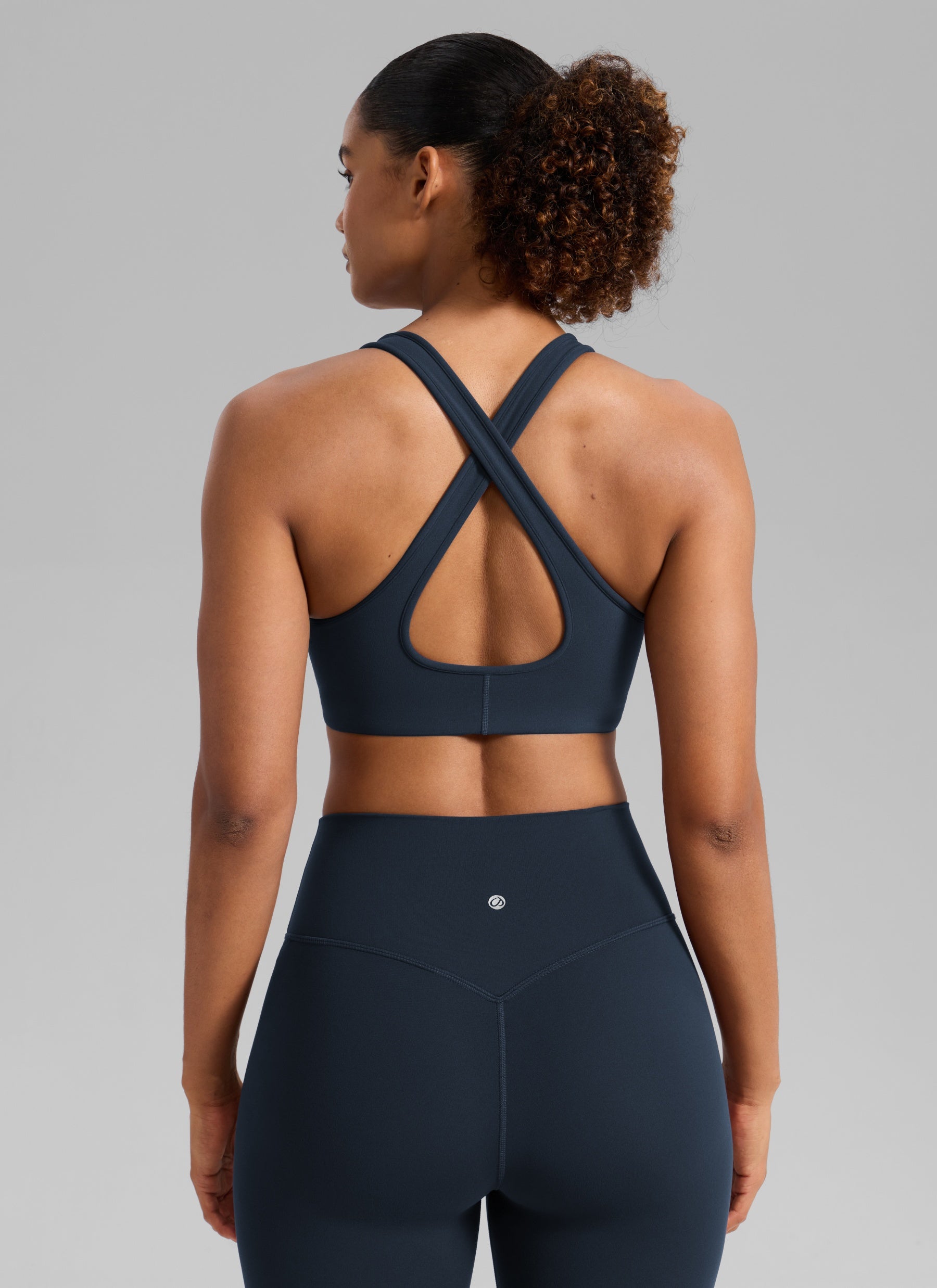 حمالة صدر رياضية نسائية من CRZ YOGA Butterlift® للتمرين برقبة عميقة على شكل حرف V وظهر متقاطع، لون كحلي داكن