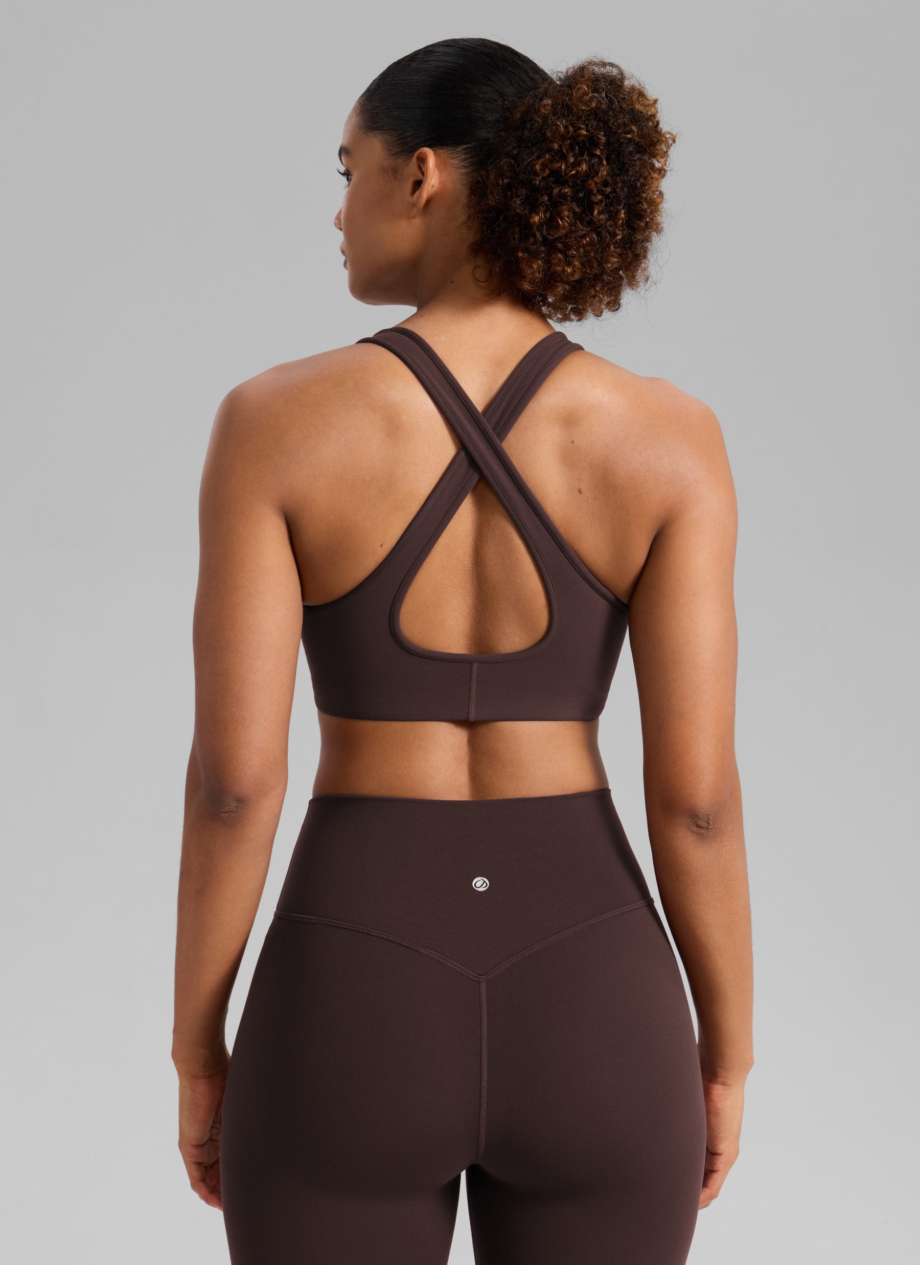 حمالة صدر رياضية نسائية من CRZ YOGA Butterlift® للتمرين برقبة عميقة على شكل حرف V وظهر متقاطع، لون بني شوكولاتة داكن