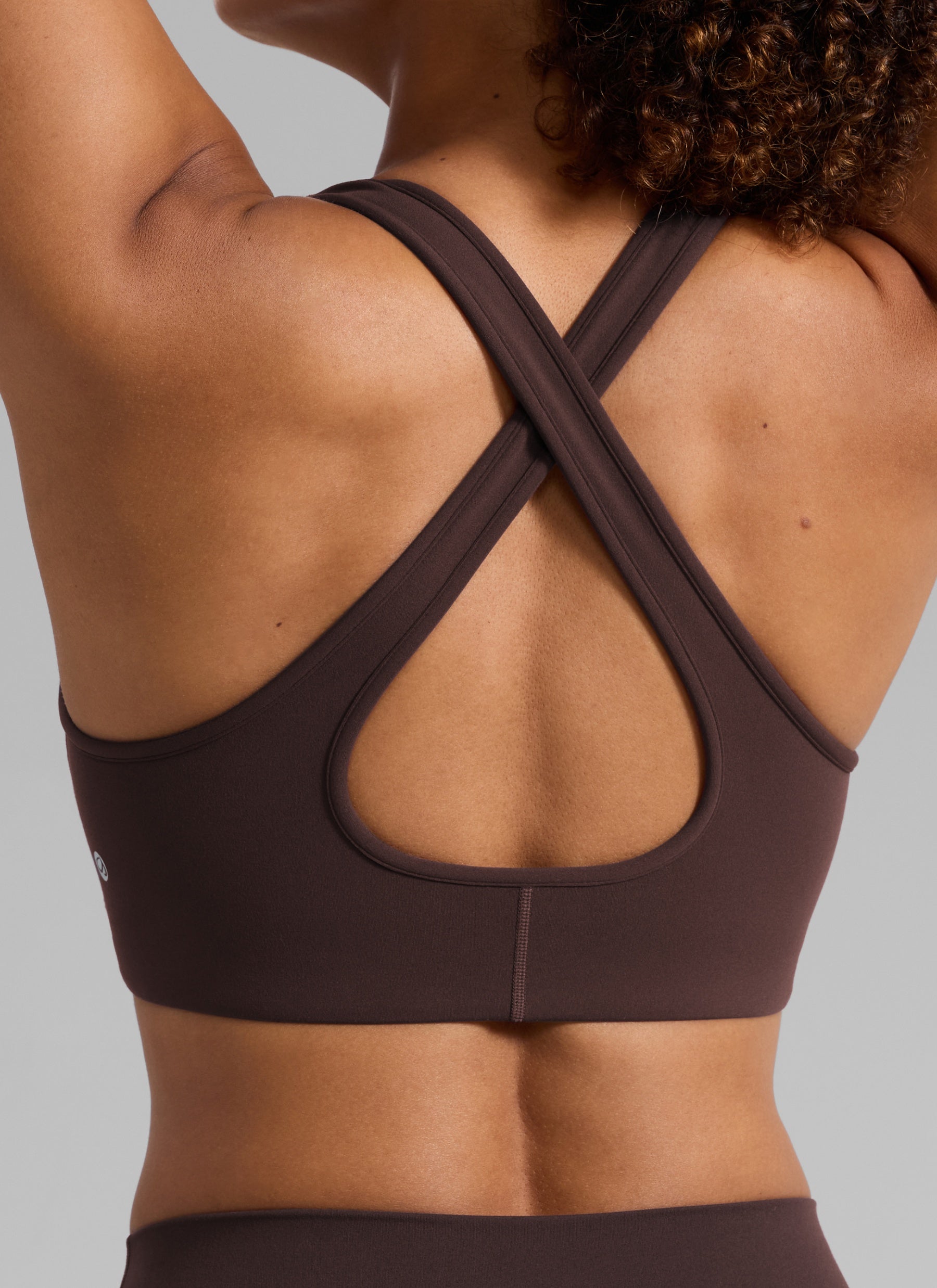 حمالة صدر رياضية نسائية من CRZ YOGA Butterlift® للتمرين برقبة عميقة على شكل حرف V وظهر متقاطع، لون بني شوكولاتة داكن