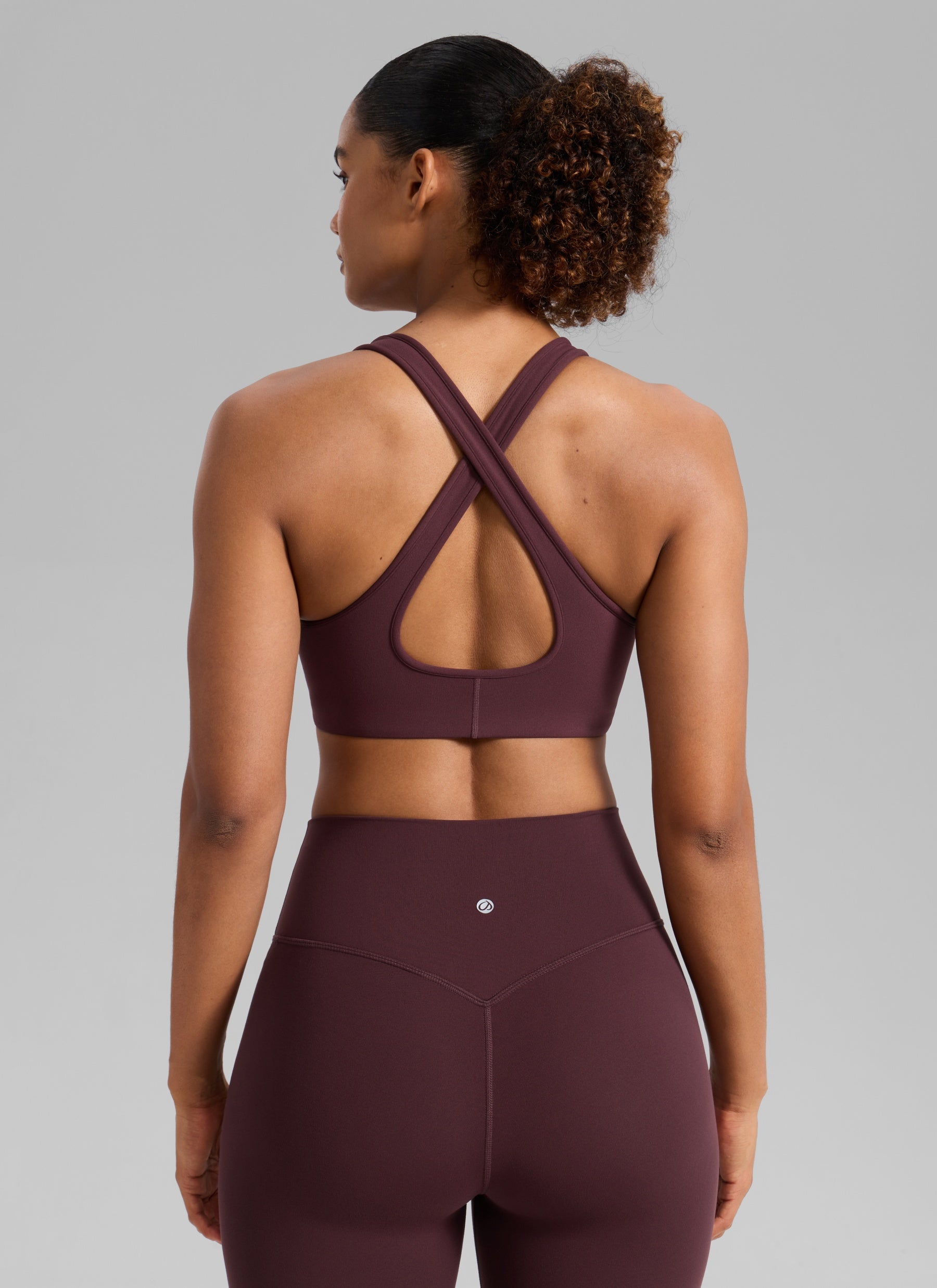 حمالة صدر رياضية نسائية من CRZ YOGA Butterlift® للتمارين بياقة عميقة على شكل حرف V وظهر متقاطع بلون خوخي ناضج