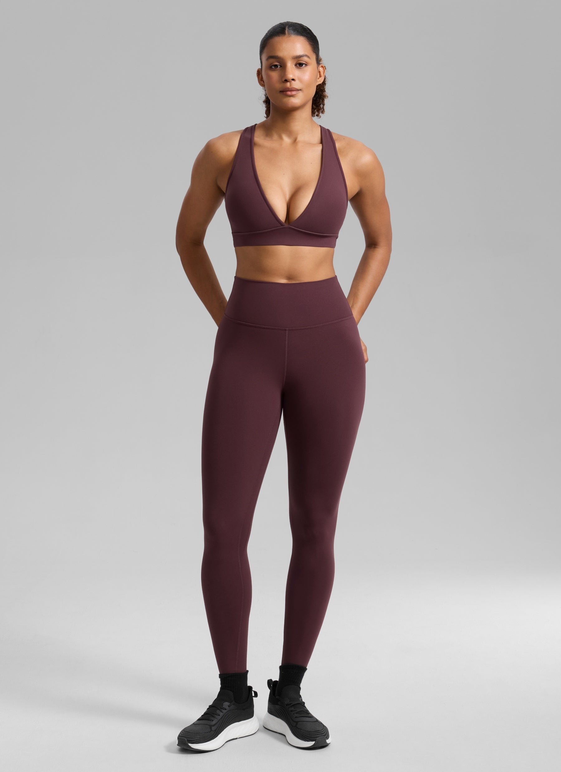 حمالة صدر رياضية نسائية من CRZ YOGA Butterlift® للتمارين بياقة عميقة على شكل حرف V وظهر متقاطع بلون خوخي ناضج