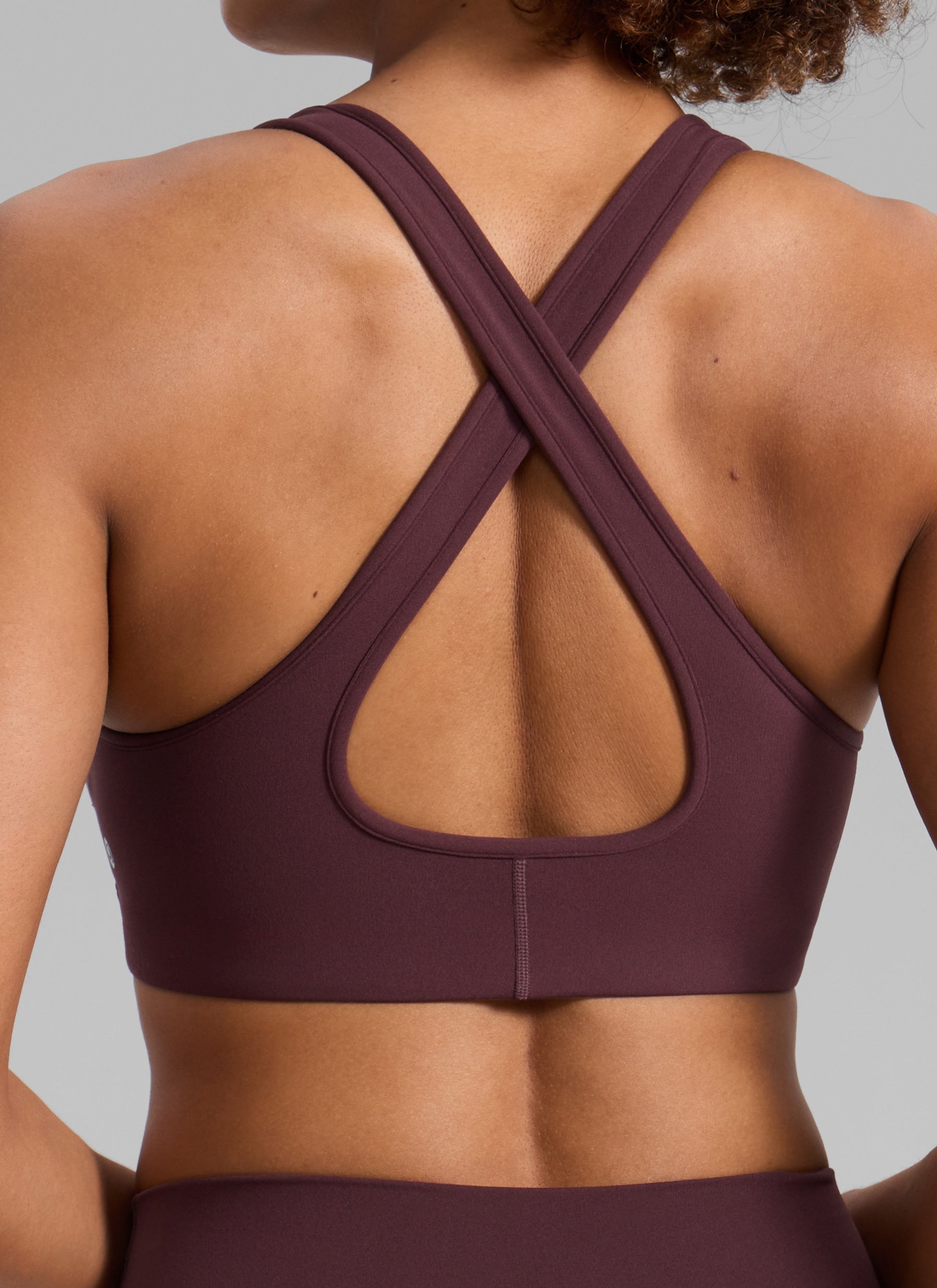 حمالة صدر رياضية نسائية من CRZ YOGA Butterlift® للتمارين بياقة عميقة على شكل حرف V وظهر متقاطع بلون خوخي ناضج