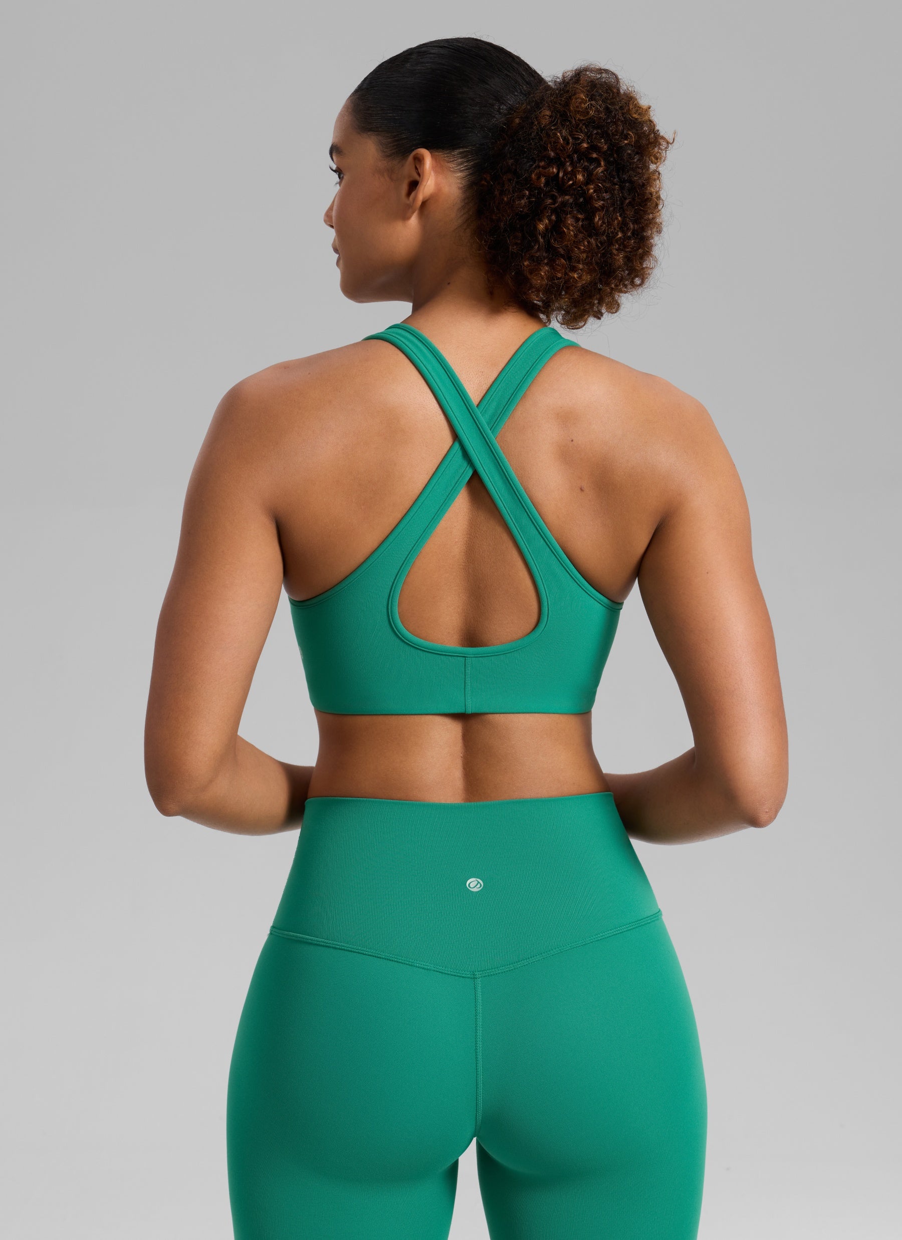 حمالة صدر رياضية نسائية من CRZ YOGA Butterlift® للتمارين بياقة عميقة على شكل حرف V وظهر متقاطع بلون أخضر كاسكاديا