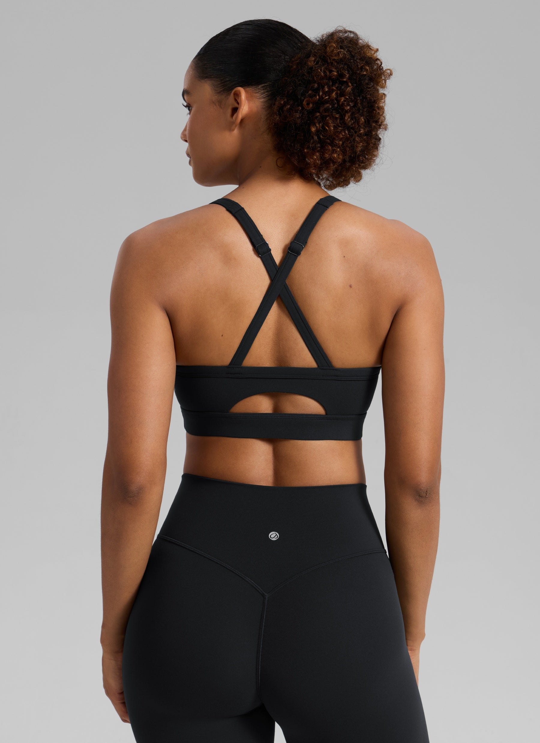 حمالة صدر رياضية نسائية من CRZ YOGA Butterlift لليوغا برقبة على شكل حرف U وظهر متقاطع وفتحة مفتاح أسود