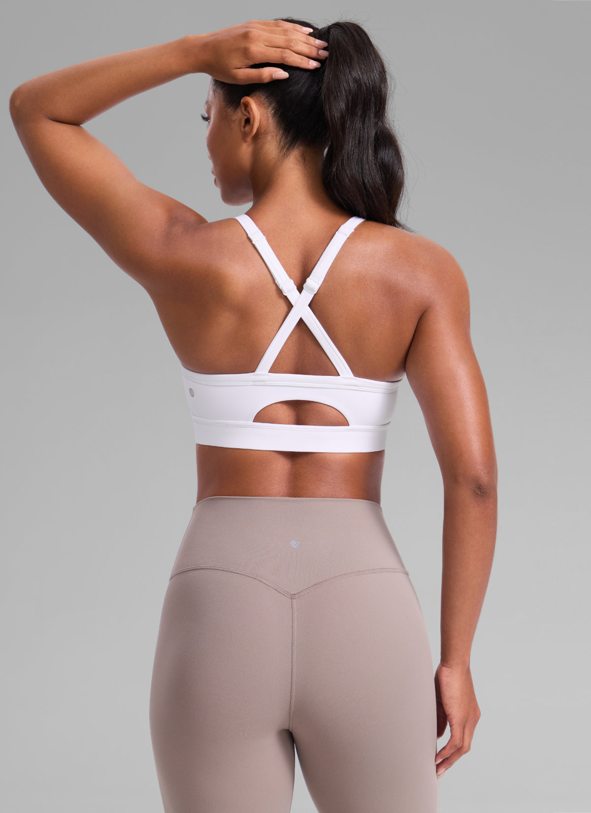 حمالة صدر رياضية نسائية من CRZ YOGA Butterlift لليوغا برقبة على شكل حرف U وظهر متقاطع وفتحة مفتاح أبيض