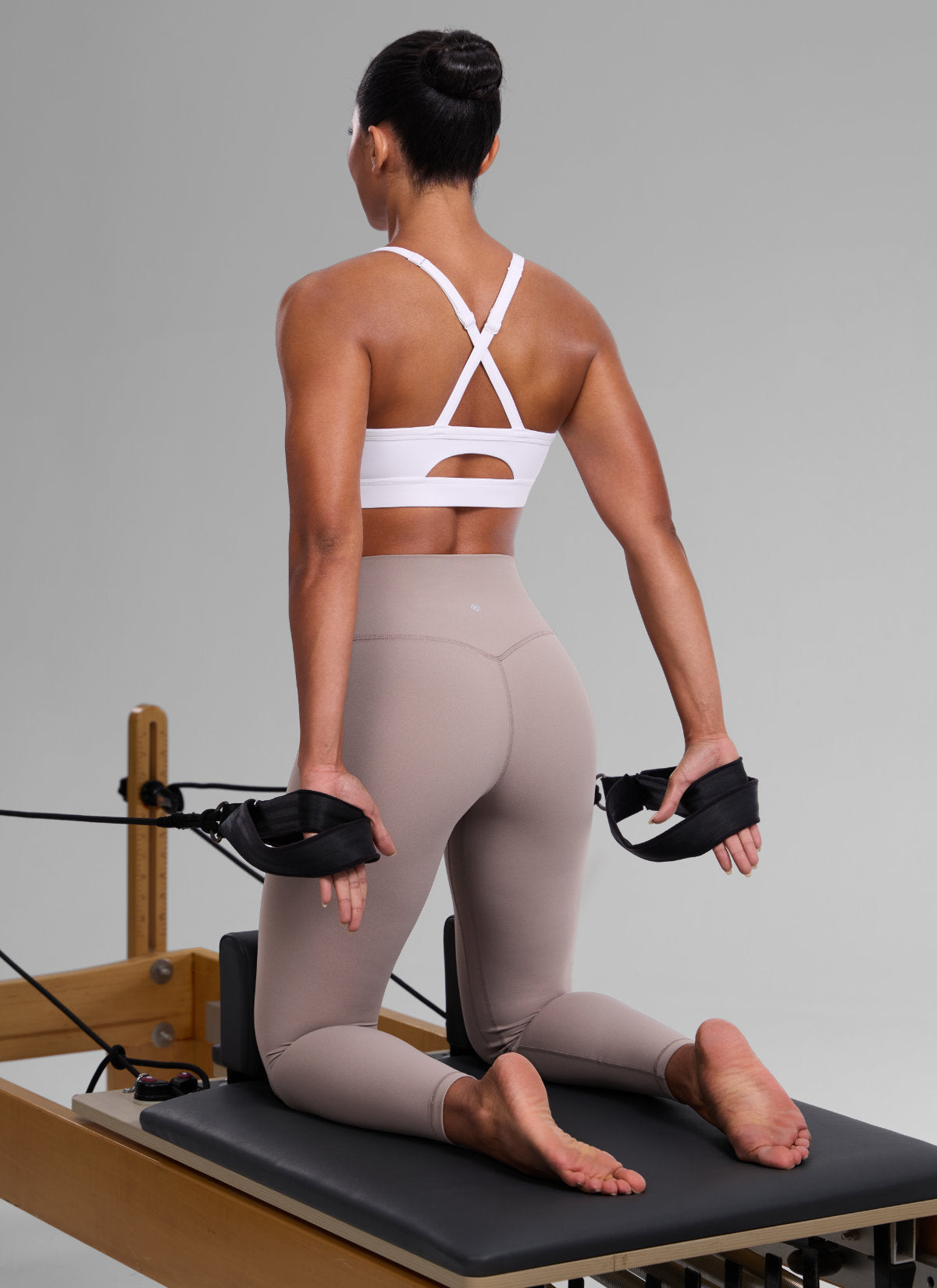 حمالة صدر رياضية نسائية من CRZ YOGA Butterlift لليوغا برقبة على شكل حرف U وظهر متقاطع وفتحة مفتاح أبيض