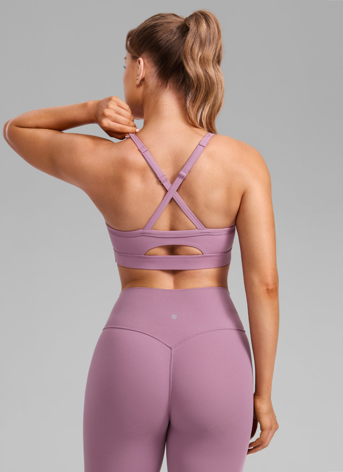 حمالة صدر رياضية نسائية من CRZ YOGA Butterlift لليوغا برقبة على شكل حرف U وظهر متقاطع وفتحة مفتاح لافندر فاتح