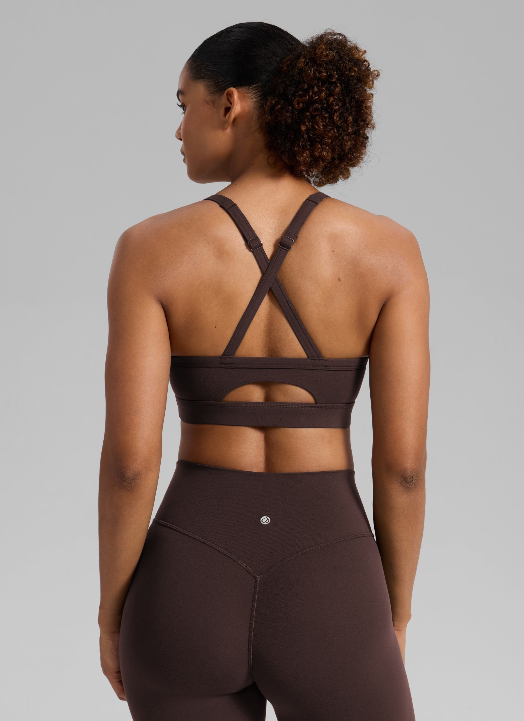 حمالة صدر رياضية نسائية من CRZ YOGA Butterlift لليوغا برقبة على شكل حرف U وظهر متقاطع وفتحة مفتاح بني فادج ساخن