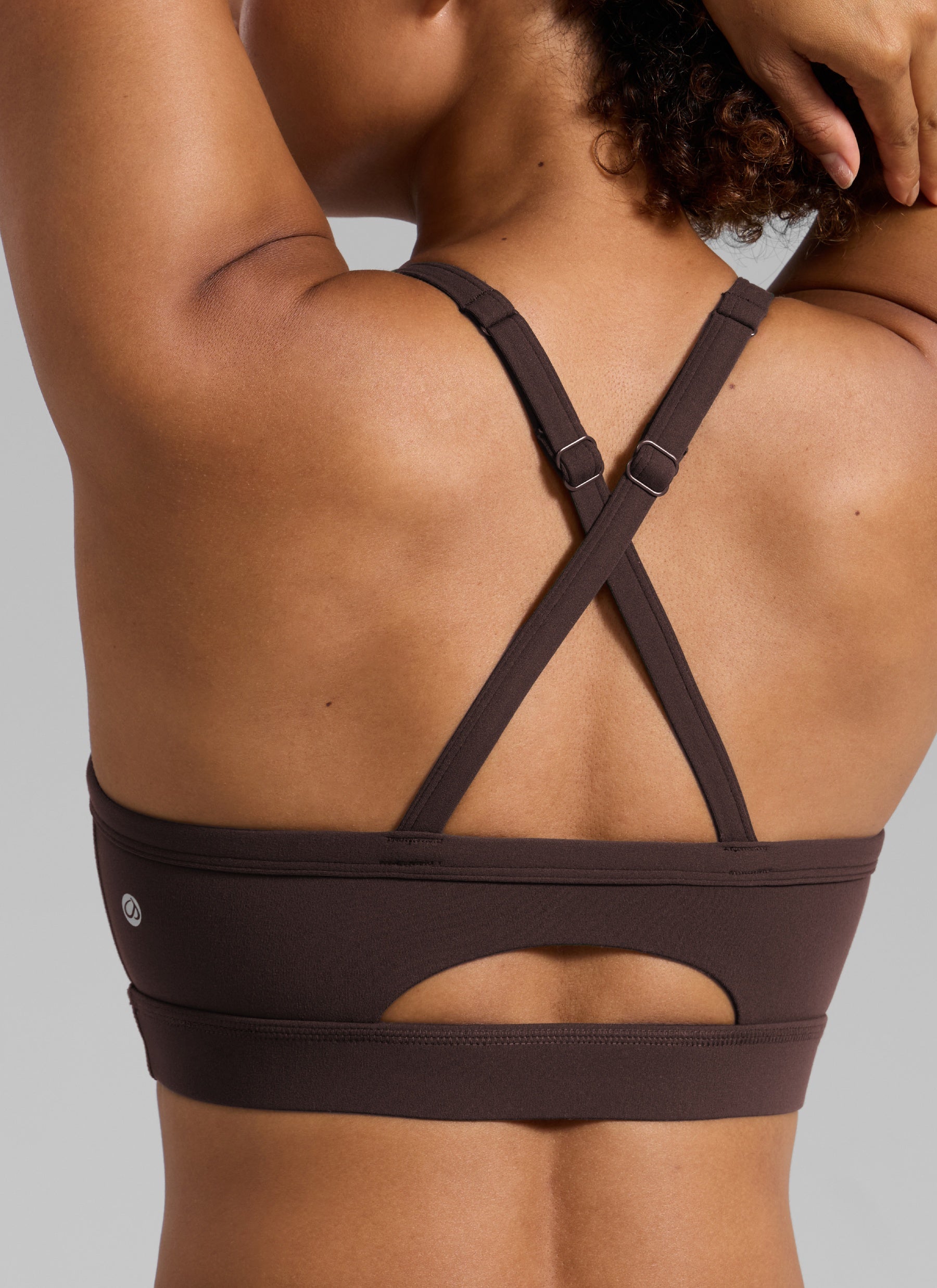 حمالة صدر رياضية نسائية من CRZ YOGA Butterlift لليوغا برقبة على شكل حرف U وظهر متقاطع وفتحة مفتاح بني فادج ساخن