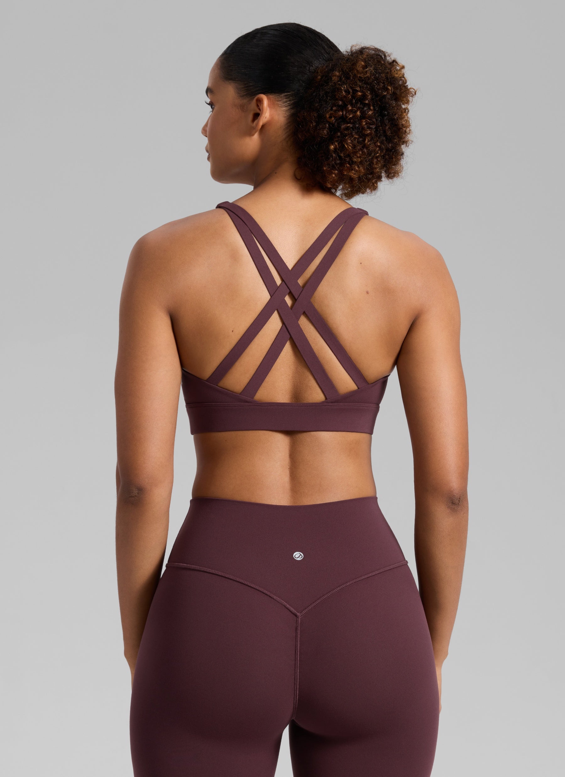 حمالة صدر رياضية نسائية من CRZ YOGA من طراز Butterlift® للتدريب بياقة دائرية وظهر متقاطع بلون البرقوق الناضج