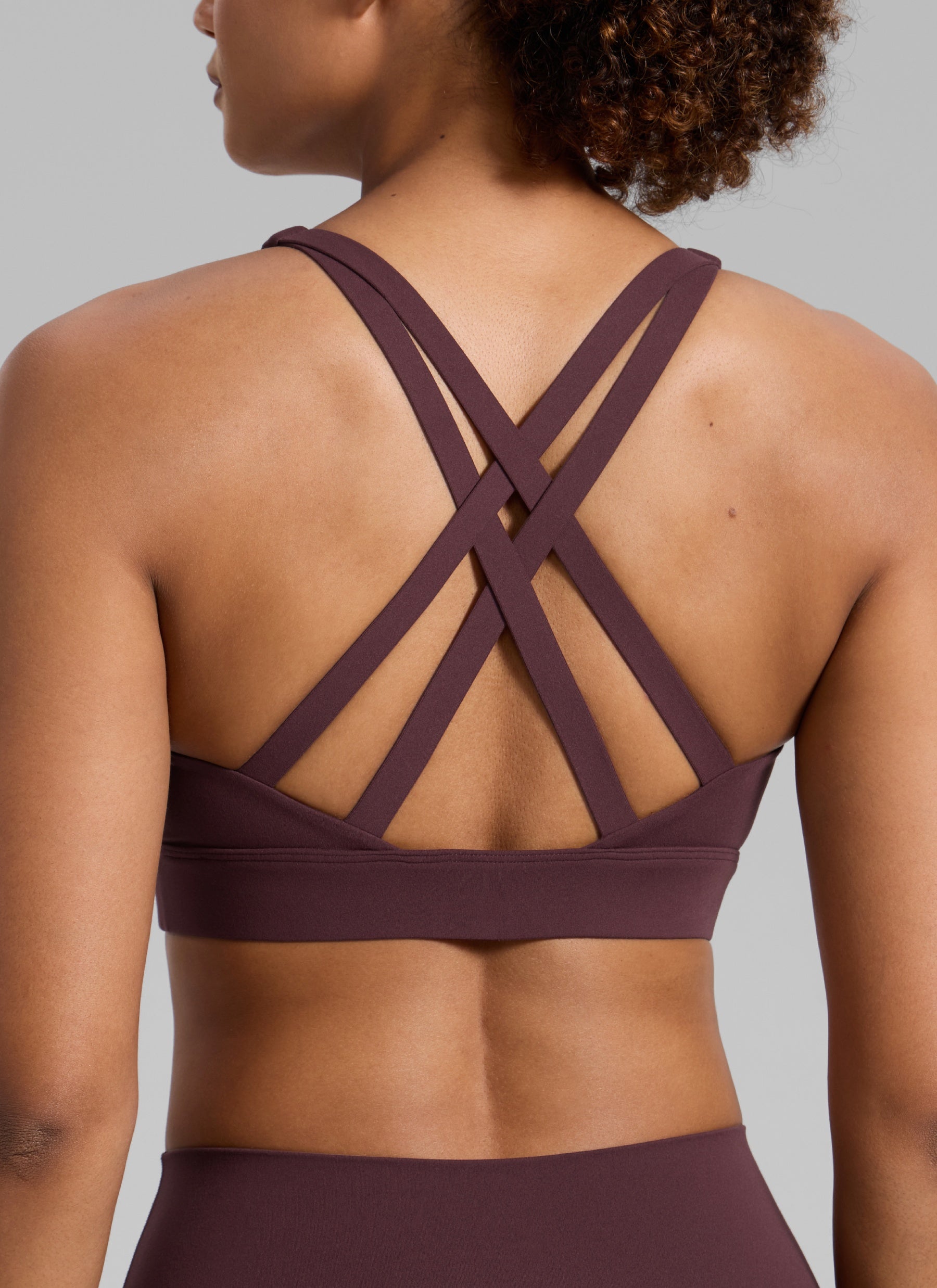 حمالة صدر رياضية نسائية من CRZ YOGA من طراز Butterlift® للتدريب بياقة دائرية وظهر متقاطع بلون البرقوق الناضج