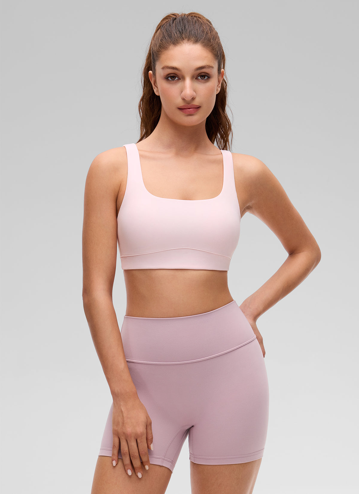 حمالة صدر رياضية نسائية لليوغا بتصميم خلفي على شكل حرف U من تشكيلة Butterluxe من CRZ YOGA بدعم خفيف، لون وردي فراولة