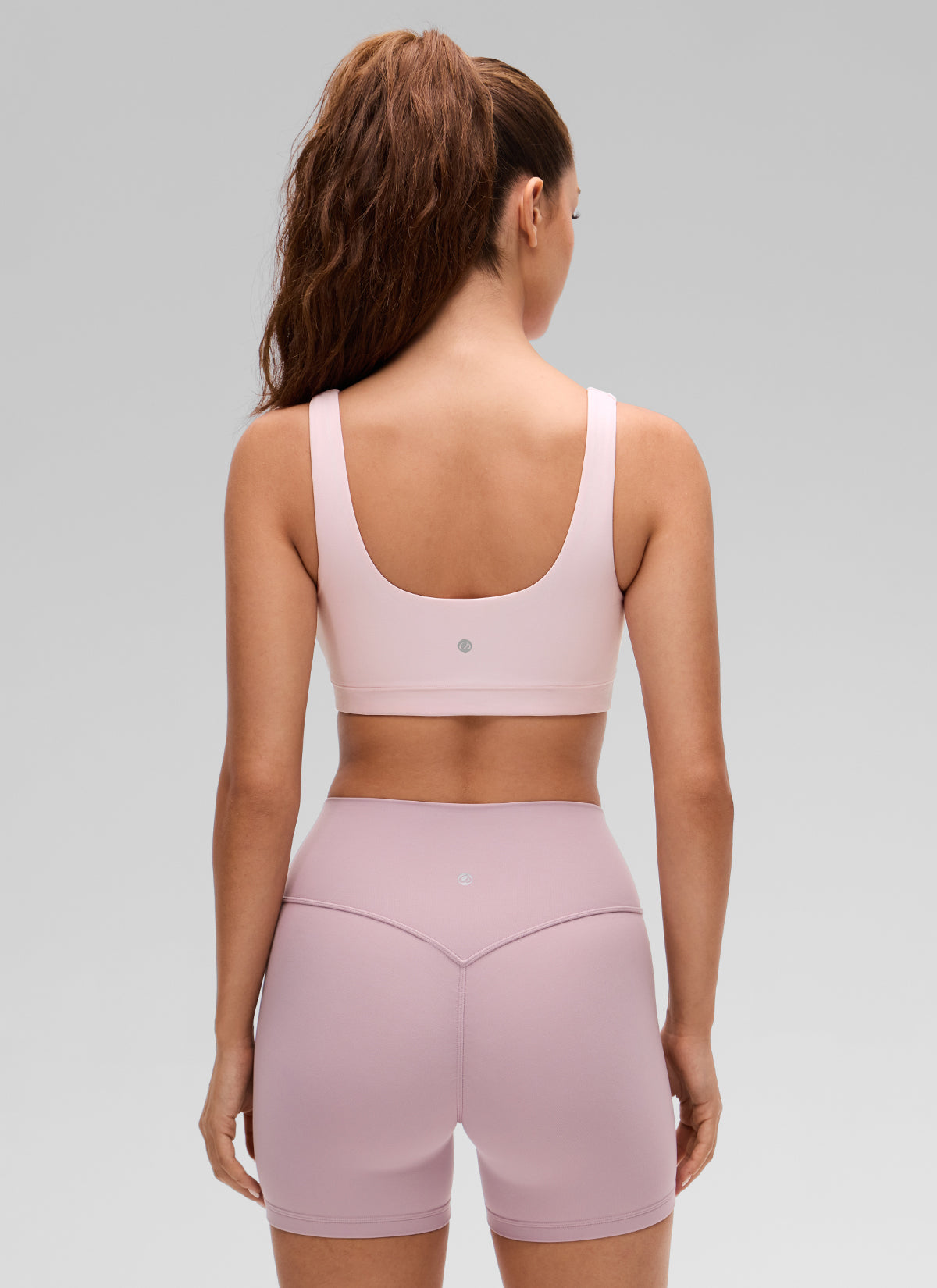 حمالة صدر رياضية نسائية لليوغا بتصميم خلفي على شكل حرف U من تشكيلة Butterluxe من CRZ YOGA بدعم خفيف، لون وردي فراولة