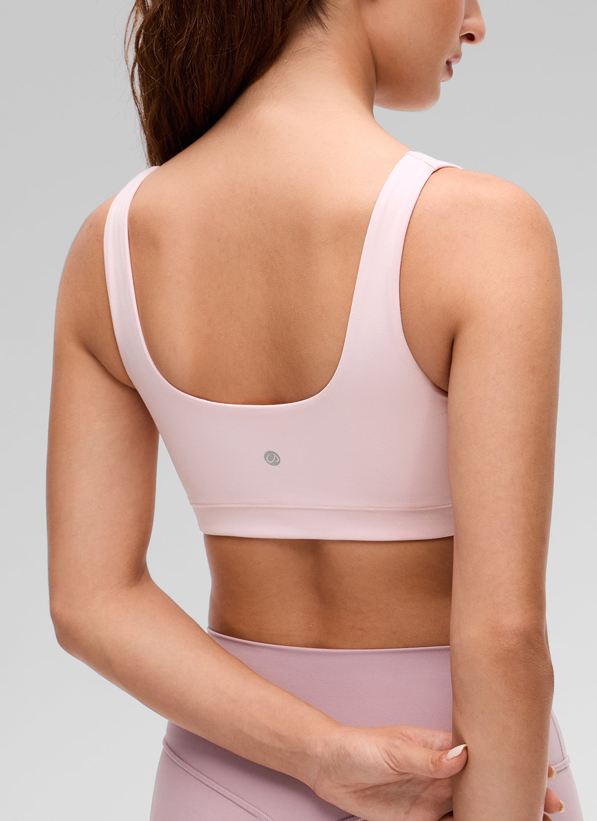 حمالة صدر رياضية نسائية لليوغا بتصميم خلفي على شكل حرف U من تشكيلة Butterluxe من CRZ YOGA بدعم خفيف، لون وردي فراولة