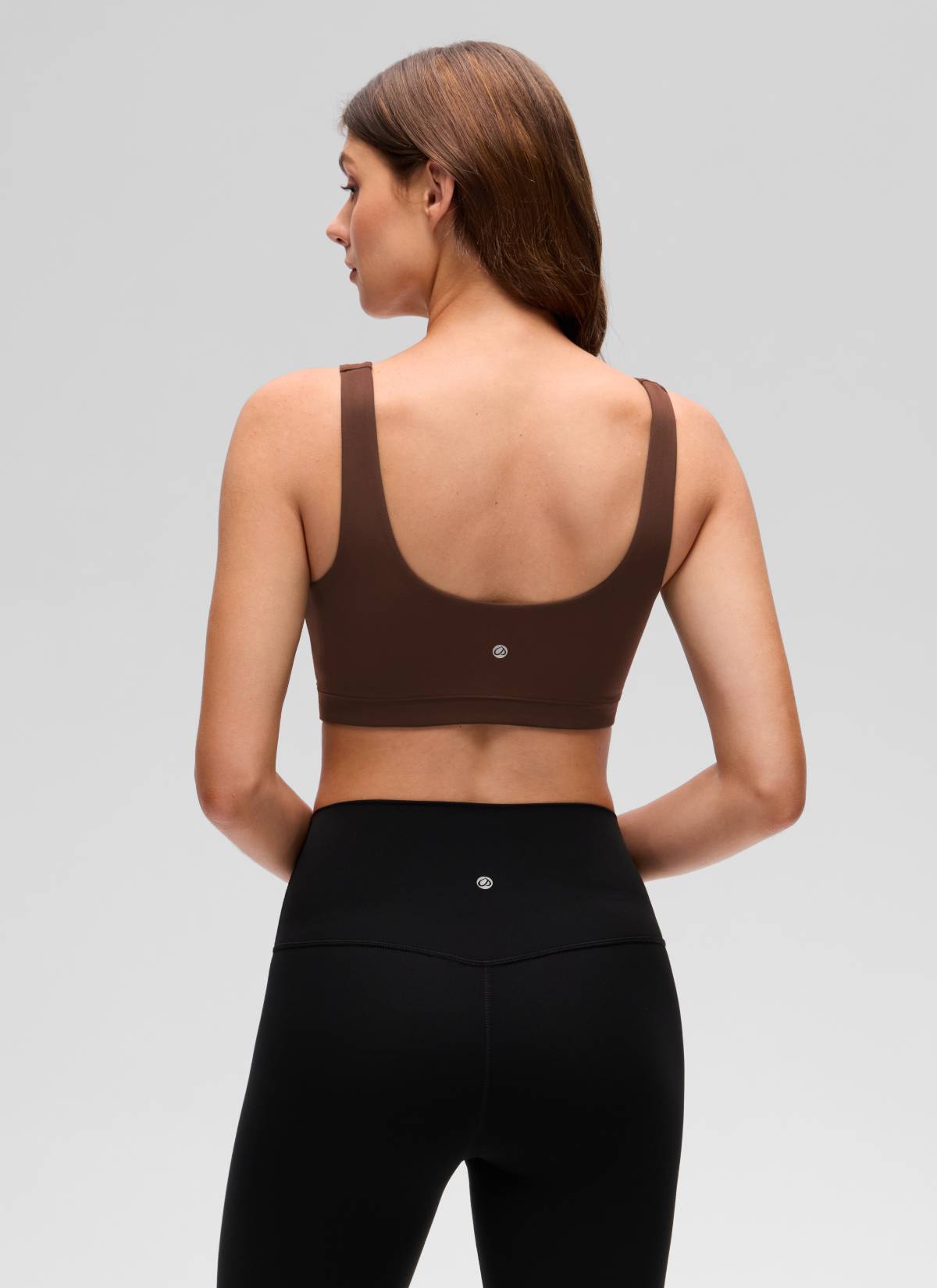 سوتيان رياضي بظهر على شكل حرف U لليوجا Butterluxe للنساء بدعم خفيف بلون بني لافا