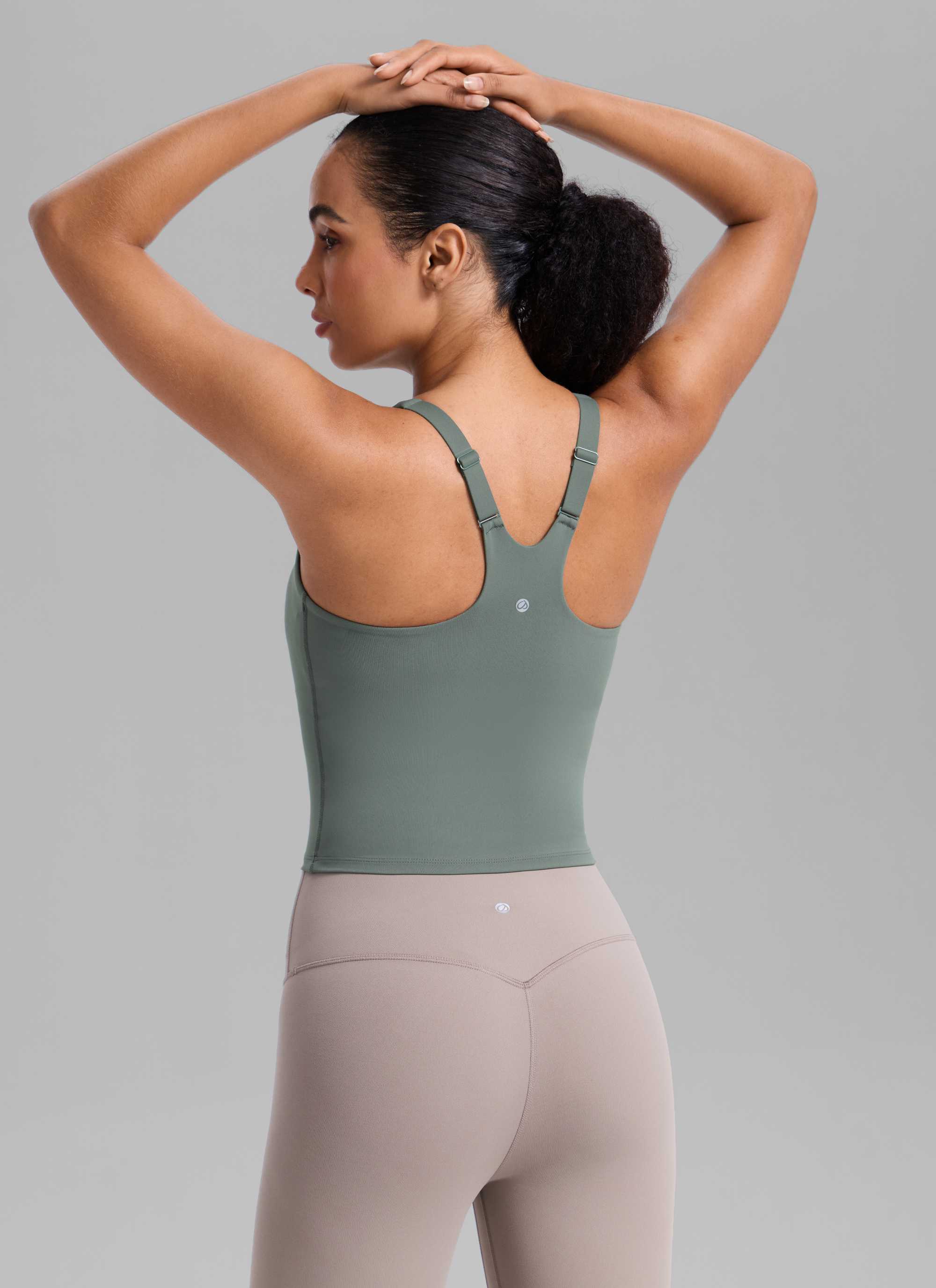 توب Butterlift للتمارين برقبة على شكل V وظهر ريسر وحمالة صدر مدمجة نسائي من CRZ YOGA بلون رمادي مريمي