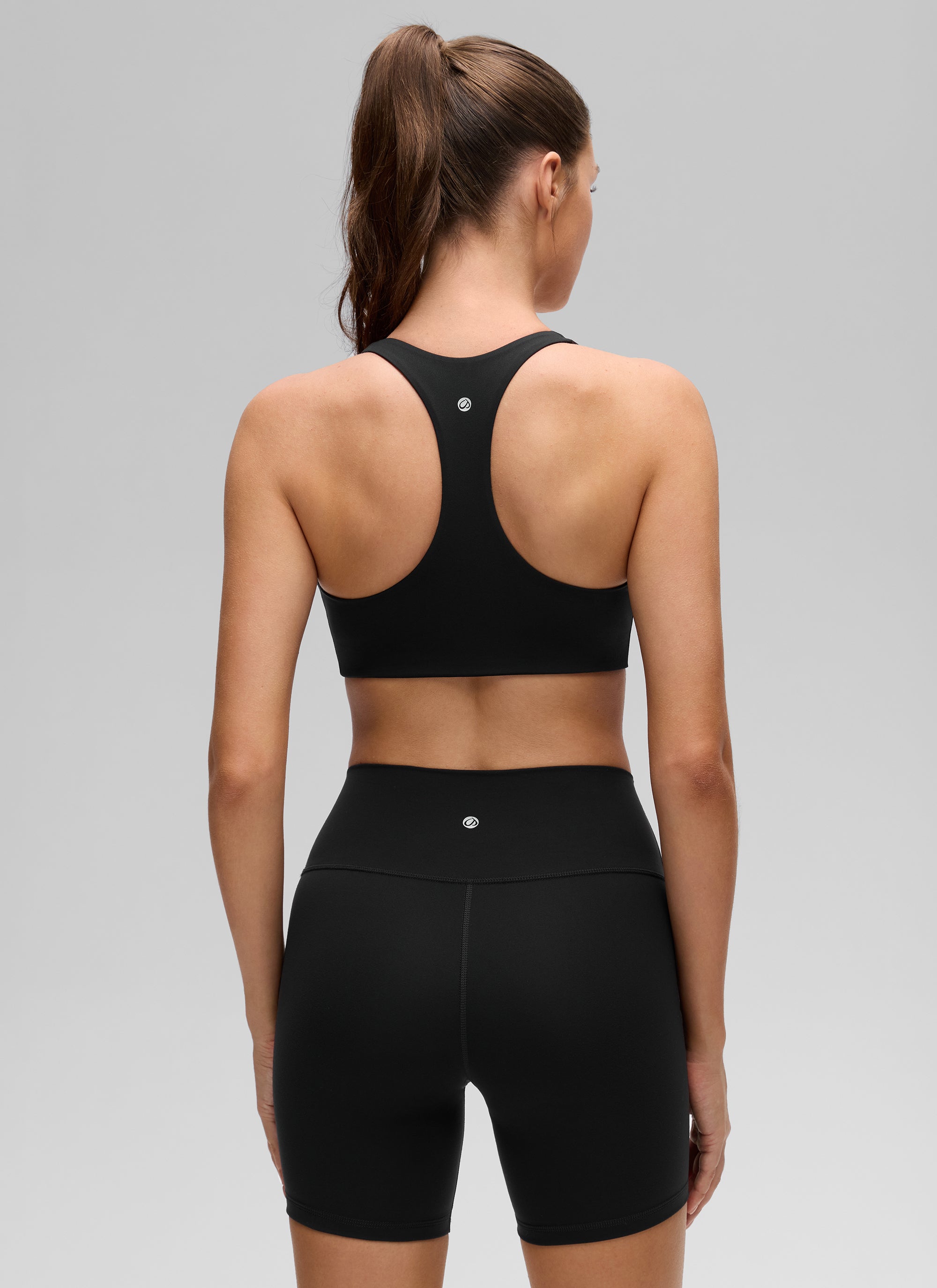حمالة صدر رياضية نسائية بتصميم رقبة على شكل حرف V وظهر متقاطع من مجموعة Butterluxe لليوغا من CRZ YOGA باللون الأسود