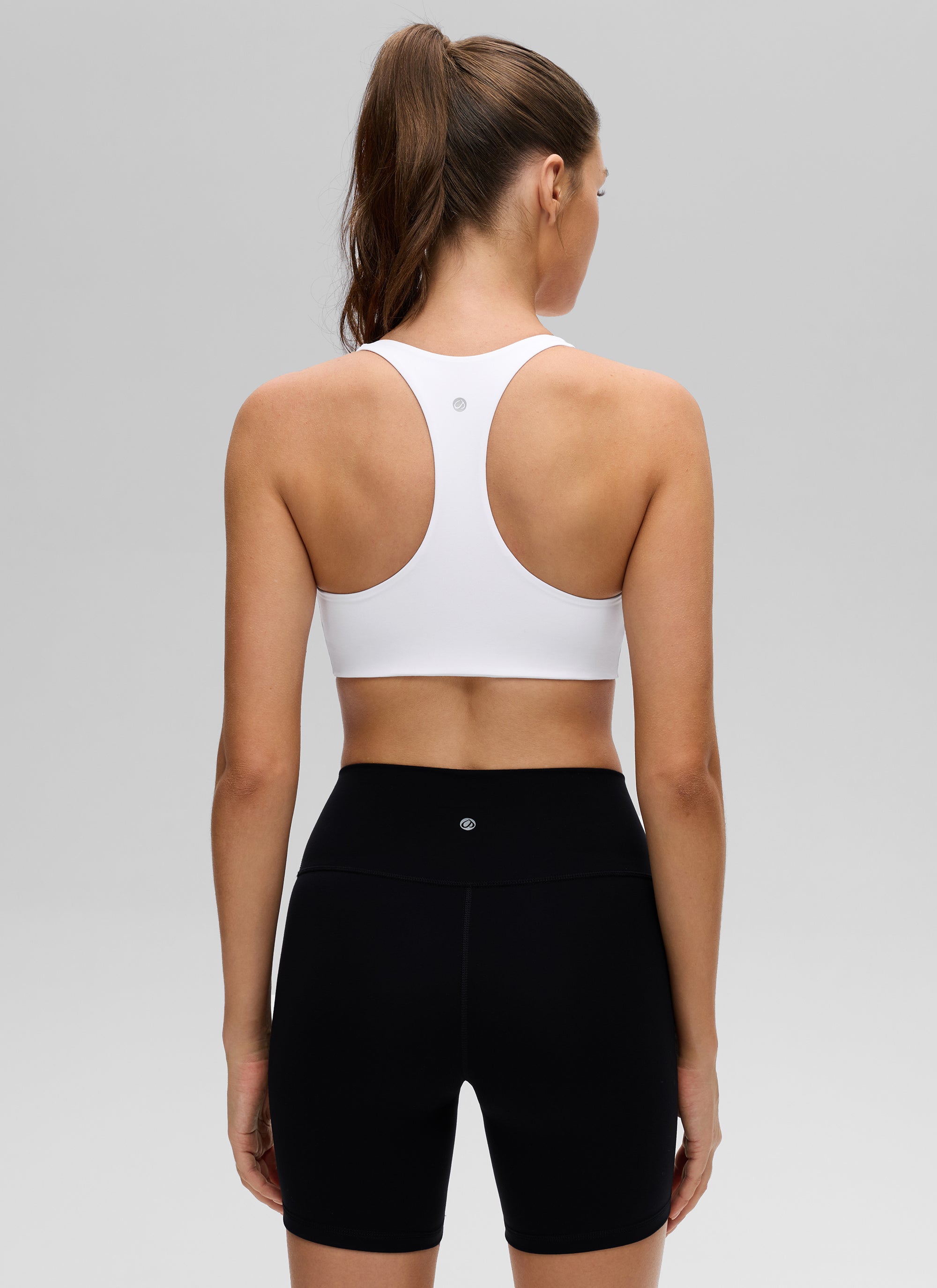 حمالة صدر رياضية نسائية بتصميم رقبة على شكل حرف V وظهر متقاطع من مجموعة Butterluxe لليوغا من CRZ YOGA باللون الأبيض