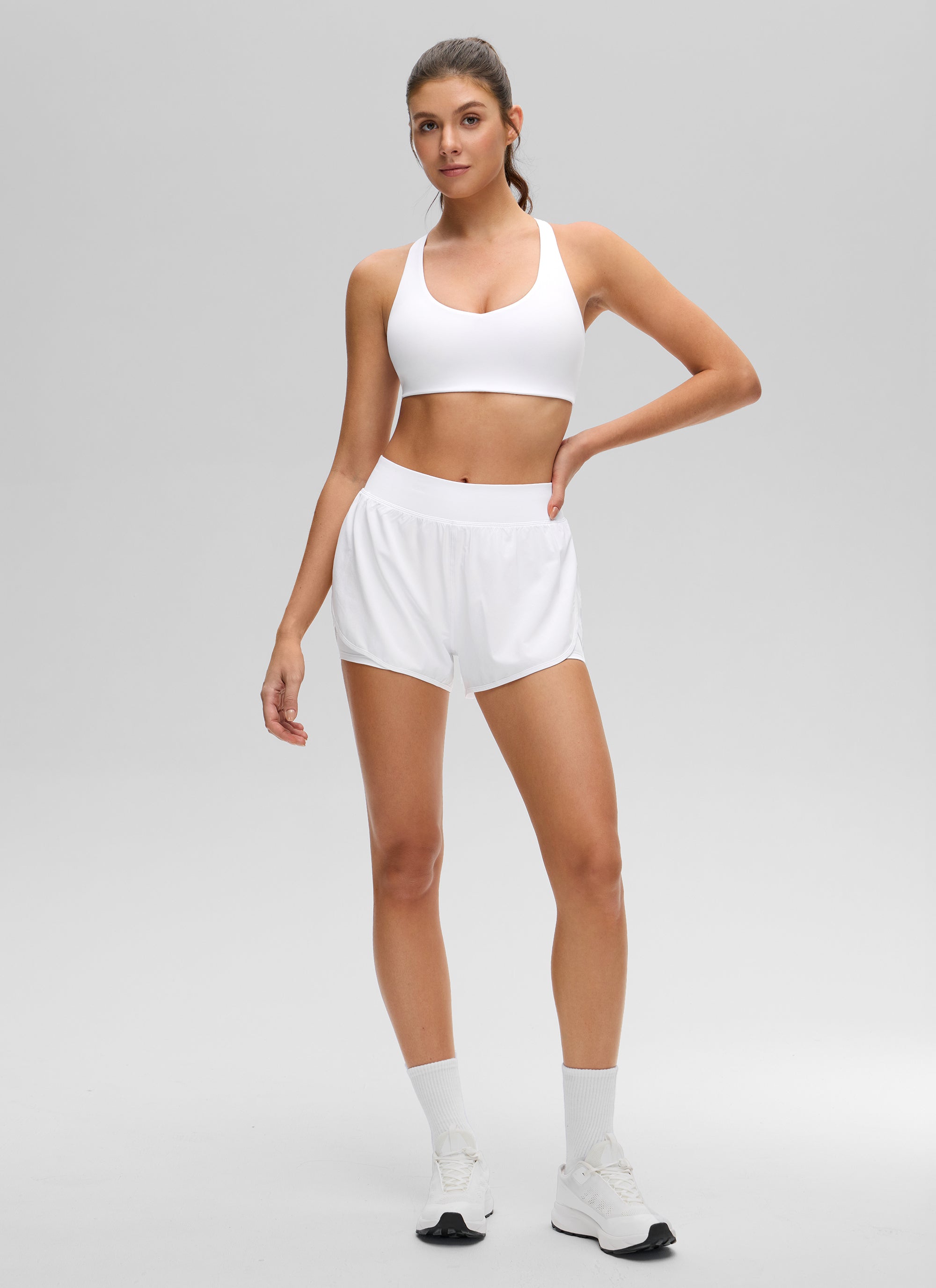 حمالة صدر رياضية نسائية بتصميم رقبة على شكل حرف V وظهر متقاطع من مجموعة Butterluxe لليوغا من CRZ YOGA باللون الأبيض