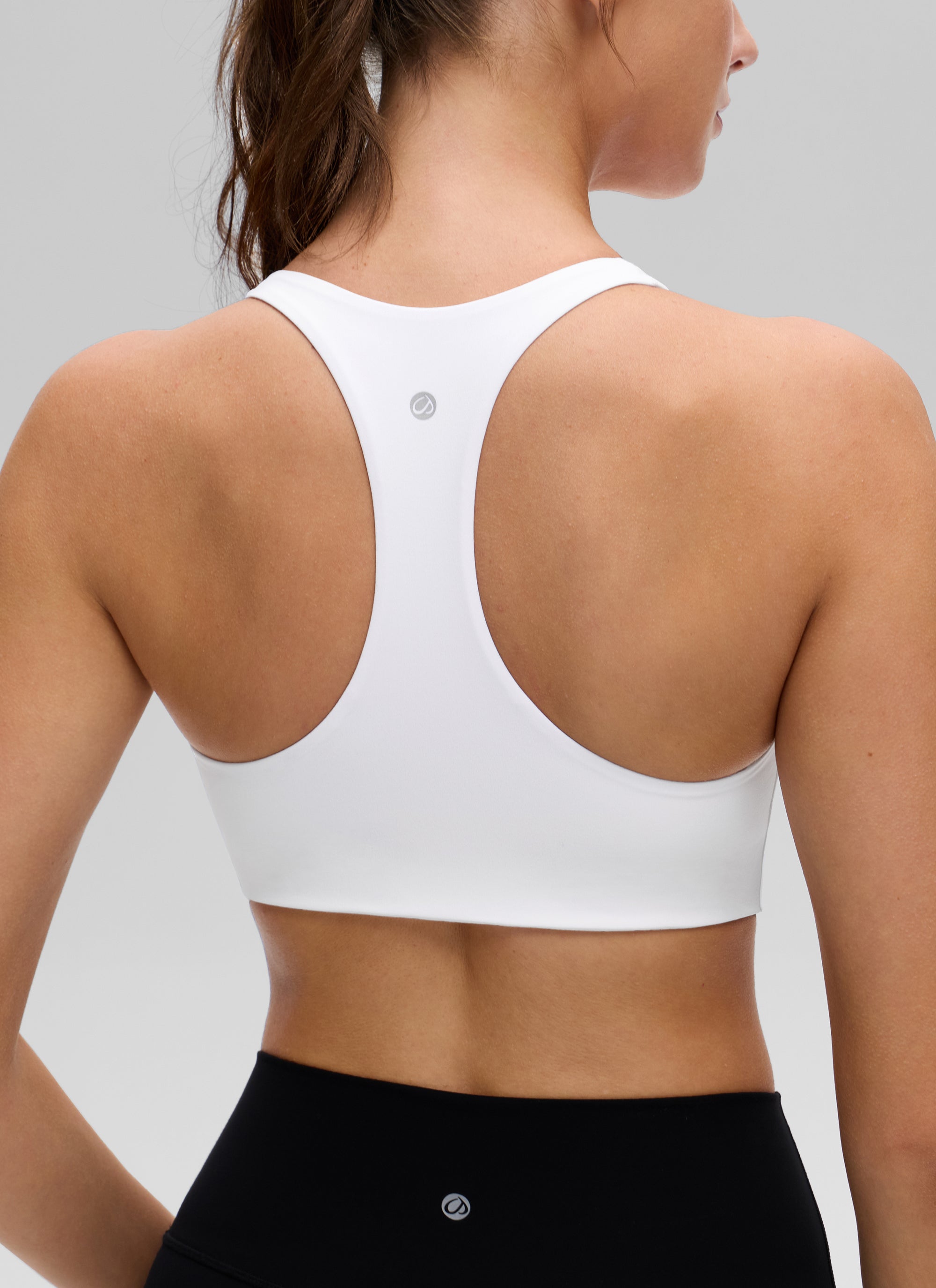 حمالة صدر رياضية نسائية بتصميم رقبة على شكل حرف V وظهر متقاطع من مجموعة Butterluxe لليوغا من CRZ YOGA باللون الأبيض
