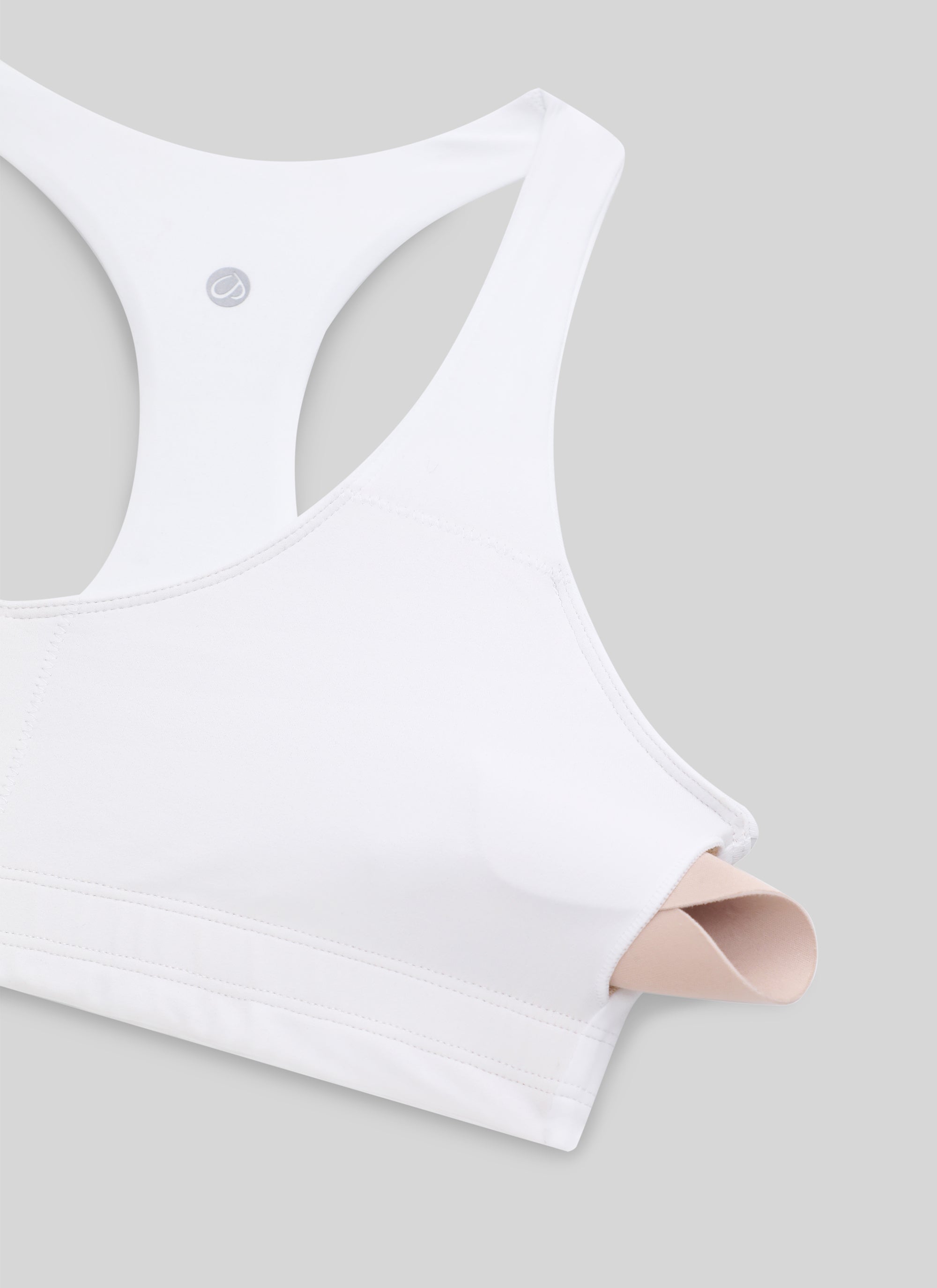 حمالة صدر رياضية نسائية بتصميم رقبة على شكل حرف V وظهر متقاطع من مجموعة Butterluxe لليوغا من CRZ YOGA باللون الأبيض