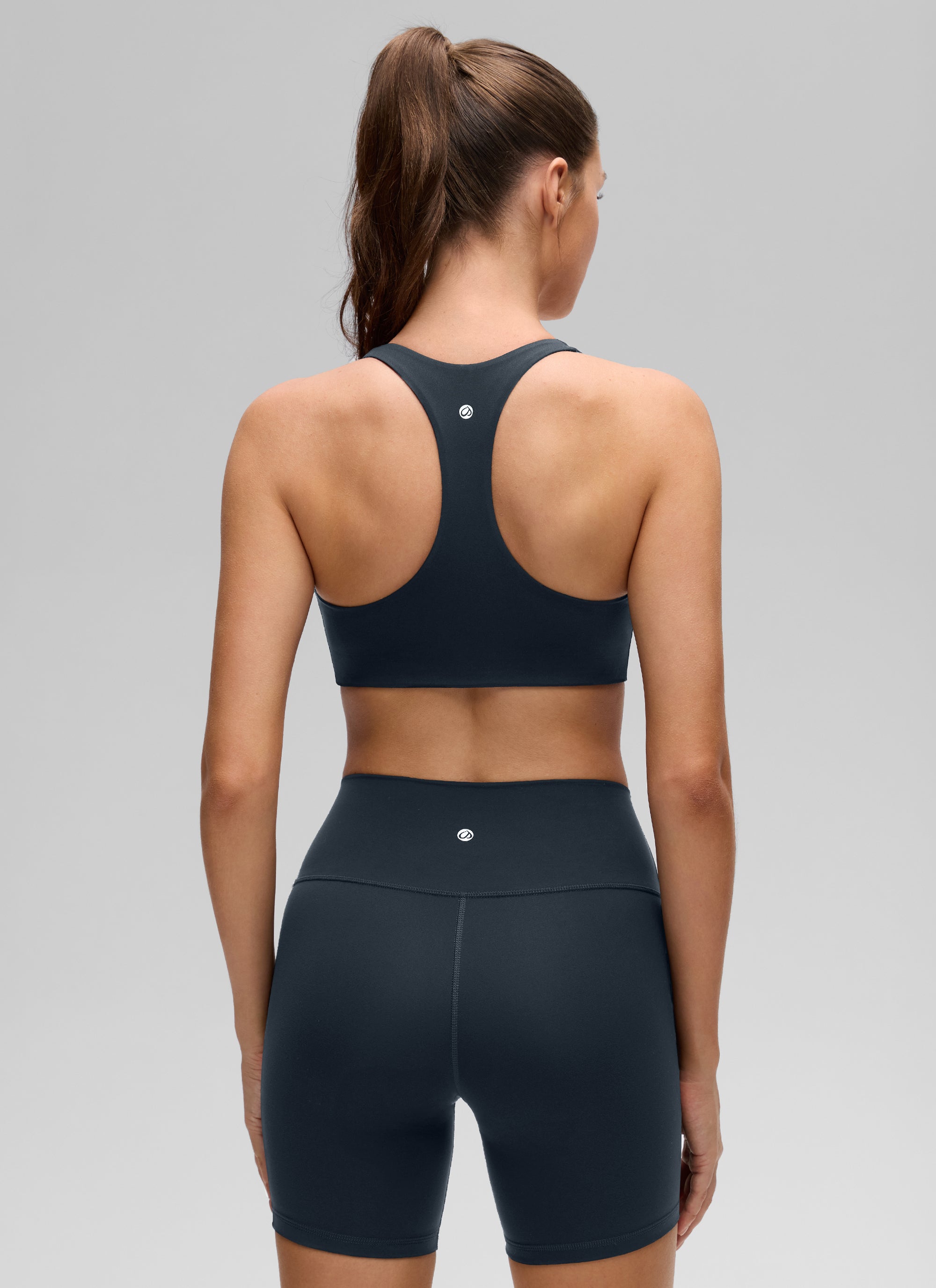 حمالة صدر رياضية نسائية بتصميم رقبة على شكل حرف V وظهر متقاطع من مجموعة Butterluxe لليوغا من CRZ YOGA باللون الكحلي الداكن