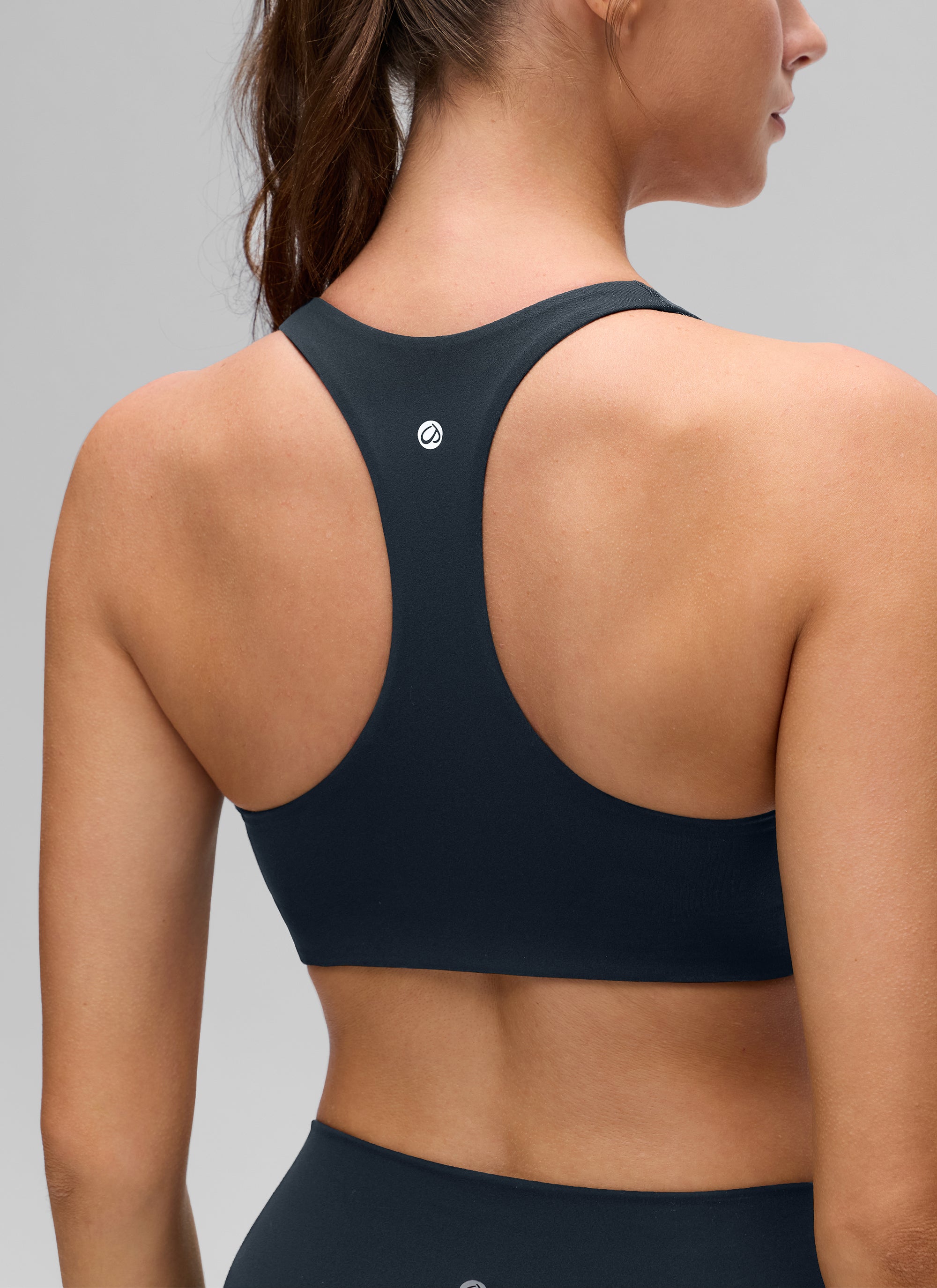 حمالة صدر رياضية نسائية بتصميم رقبة على شكل حرف V وظهر متقاطع من مجموعة Butterluxe لليوغا من CRZ YOGA باللون الكحلي الداكن