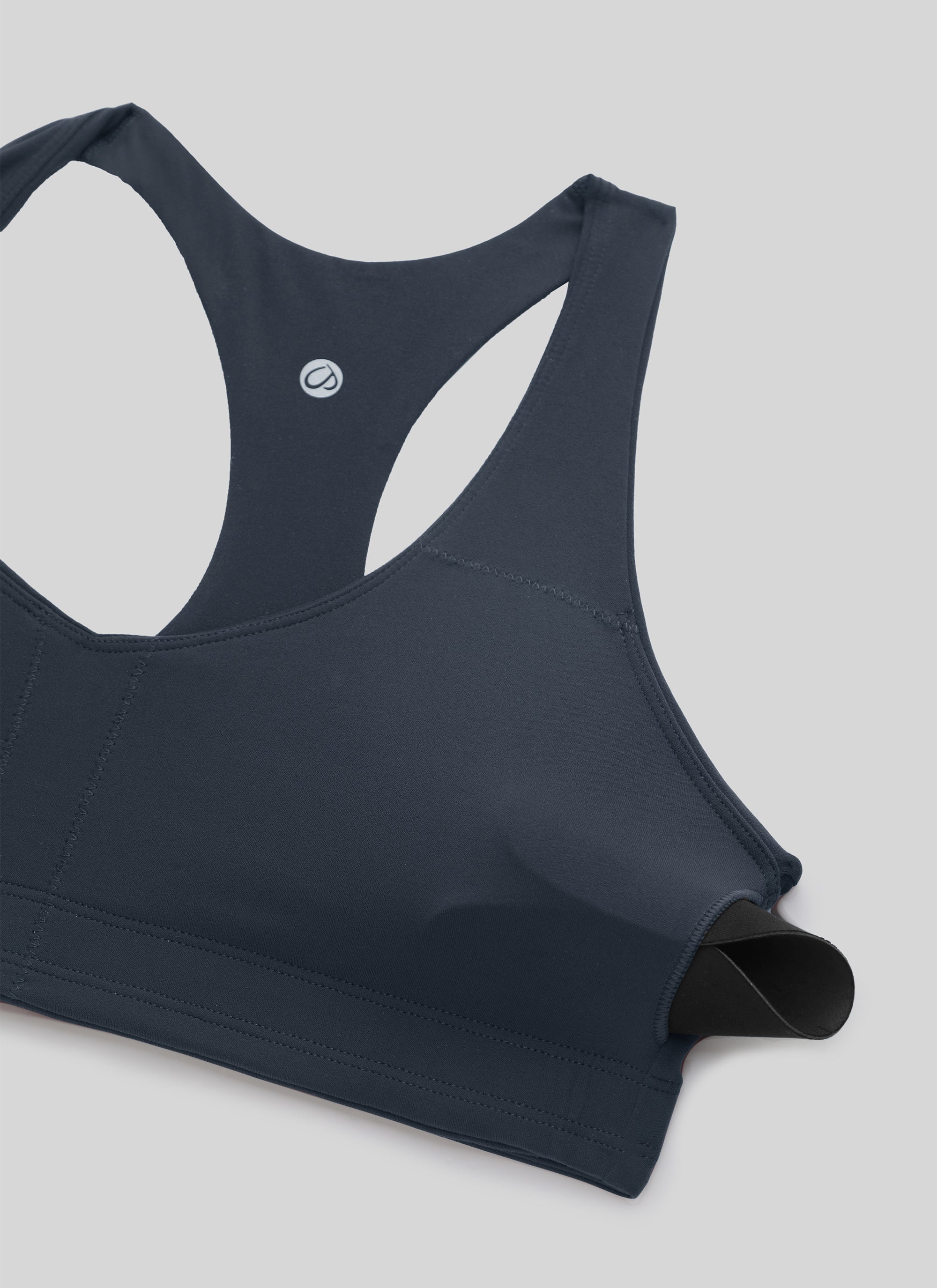 حمالة صدر رياضية نسائية بتصميم رقبة على شكل حرف V وظهر متقاطع من مجموعة Butterluxe لليوغا من CRZ YOGA باللون الكحلي الداكن
