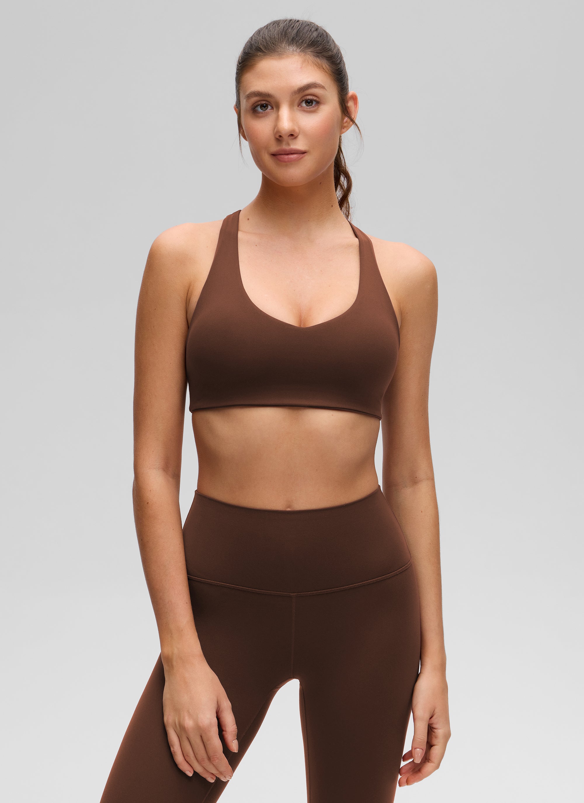 حمالة صدر رياضية نسائية بتصميم رقبة على شكل حرف V وظهر متقاطع من مجموعة Butterluxe لليوغا من CRZ YOGA باللون البني الحجري