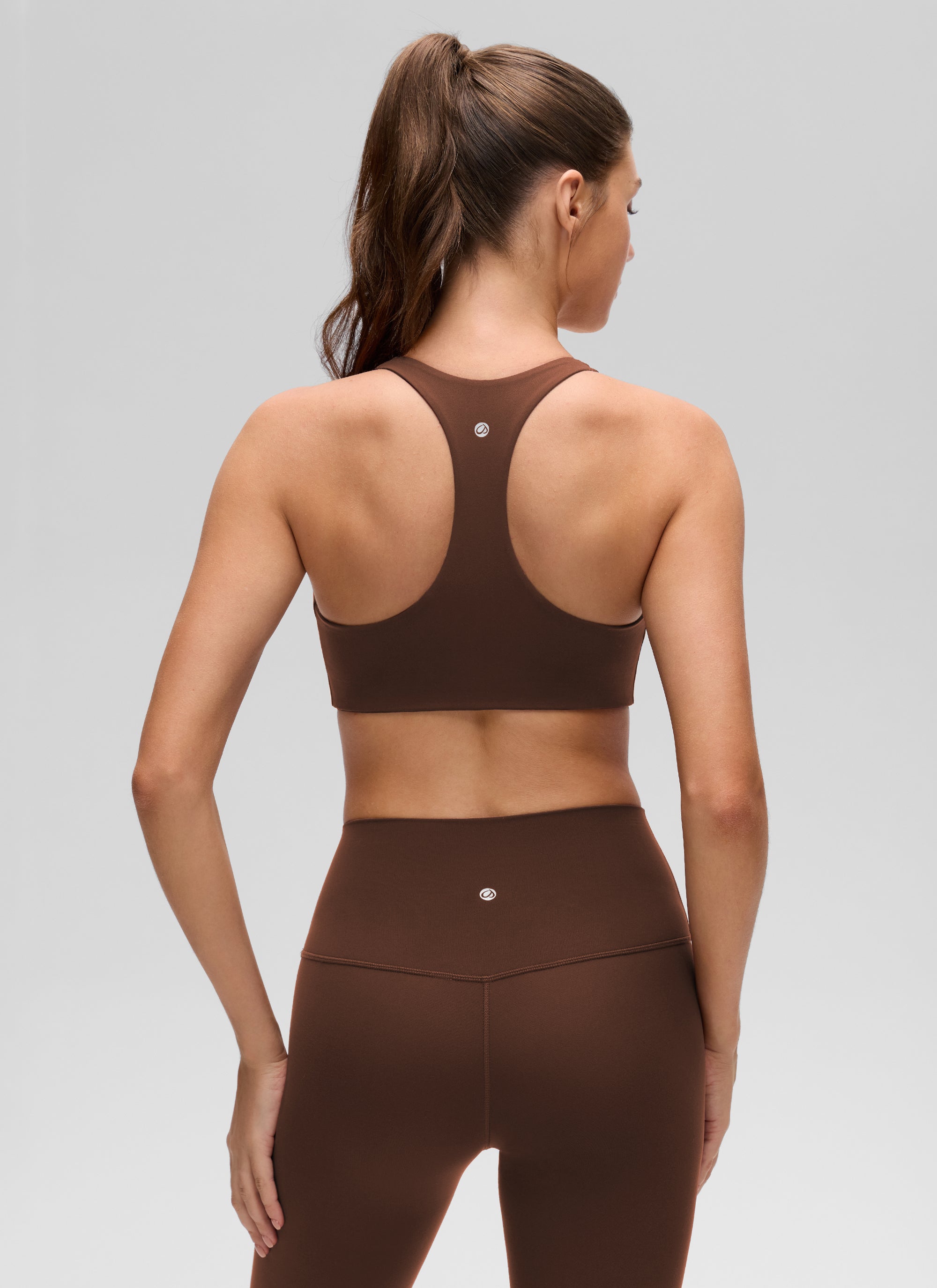 حمالة صدر رياضية نسائية بتصميم رقبة على شكل حرف V وظهر متقاطع من مجموعة Butterluxe لليوغا من CRZ YOGA باللون البني الحجري