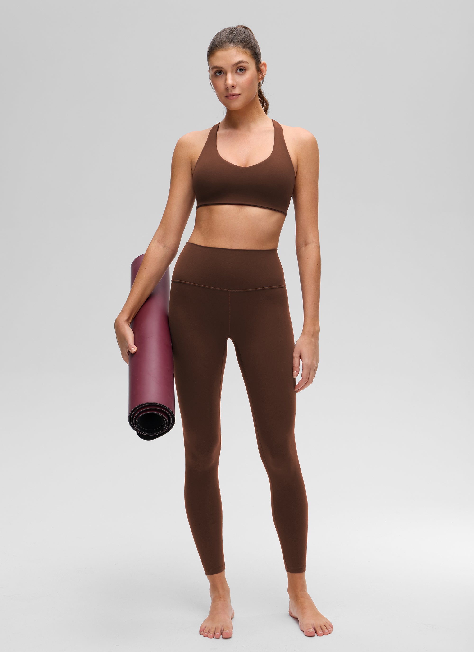 حمالة صدر رياضية نسائية بتصميم رقبة على شكل حرف V وظهر متقاطع من مجموعة Butterluxe لليوغا من CRZ YOGA باللون البني الحجري