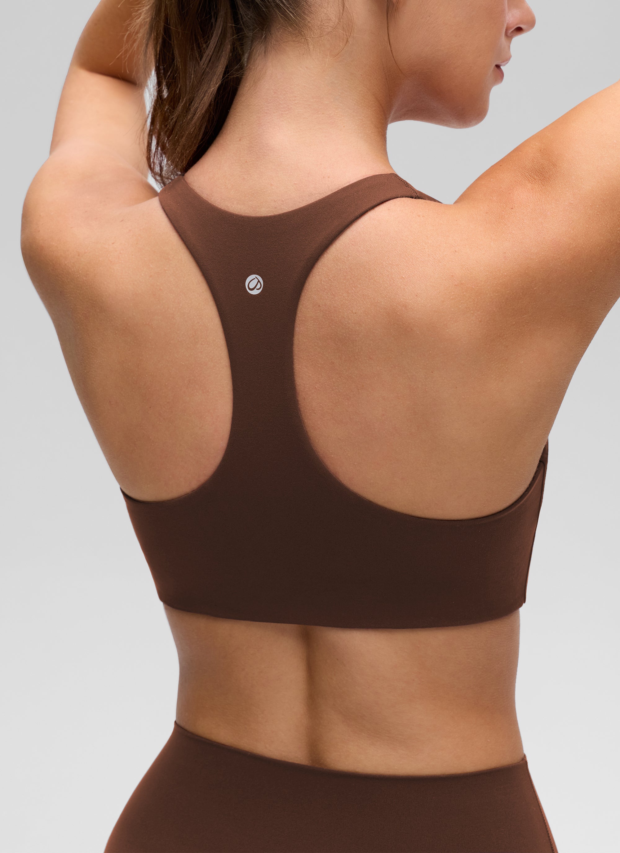 حمالة صدر رياضية نسائية بتصميم رقبة على شكل حرف V وظهر متقاطع من مجموعة Butterluxe لليوغا من CRZ YOGA باللون البني الحجري