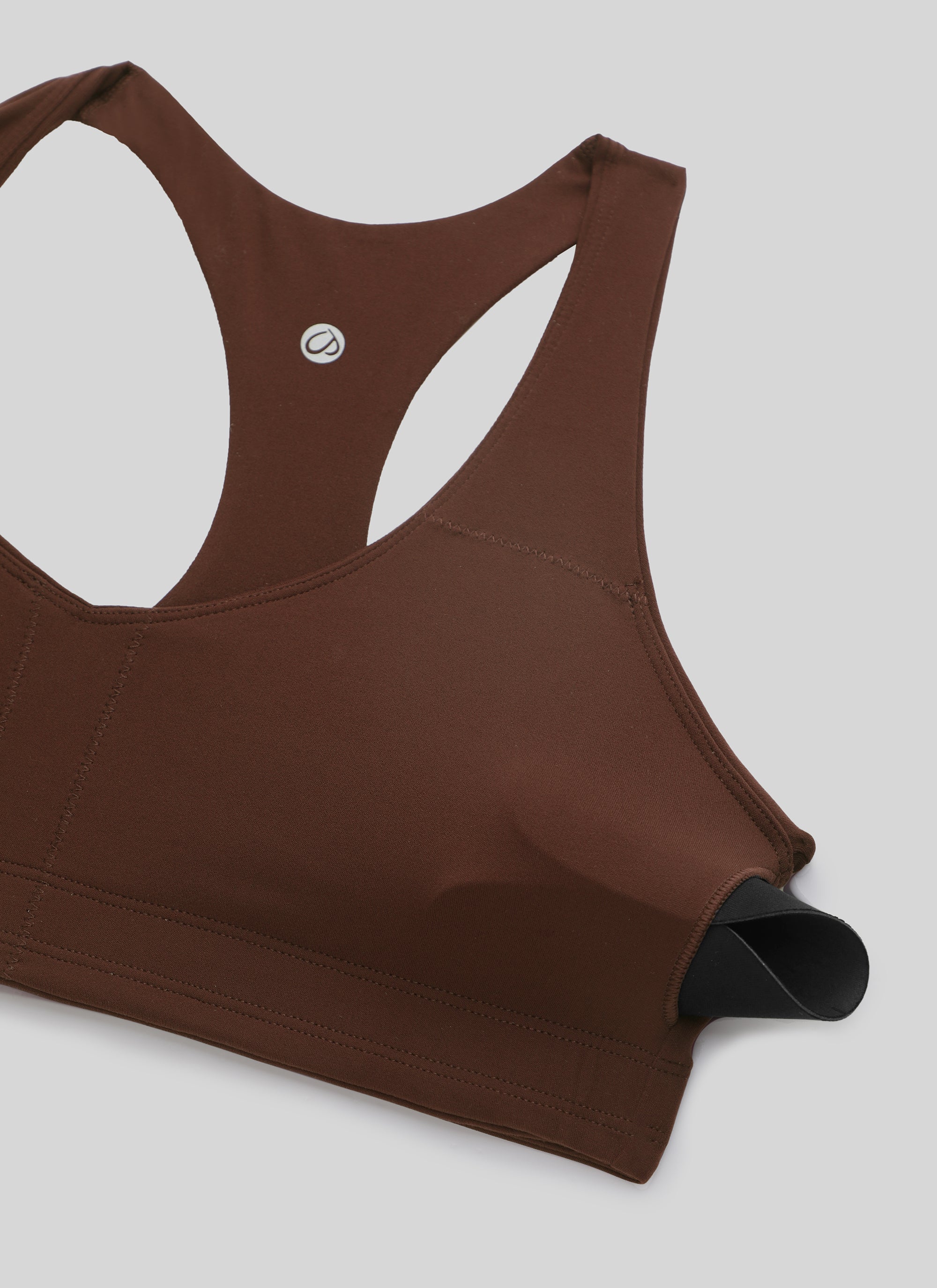 حمالة صدر رياضية نسائية بتصميم رقبة على شكل حرف V وظهر متقاطع من مجموعة Butterluxe لليوغا من CRZ YOGA باللون البني الحجري