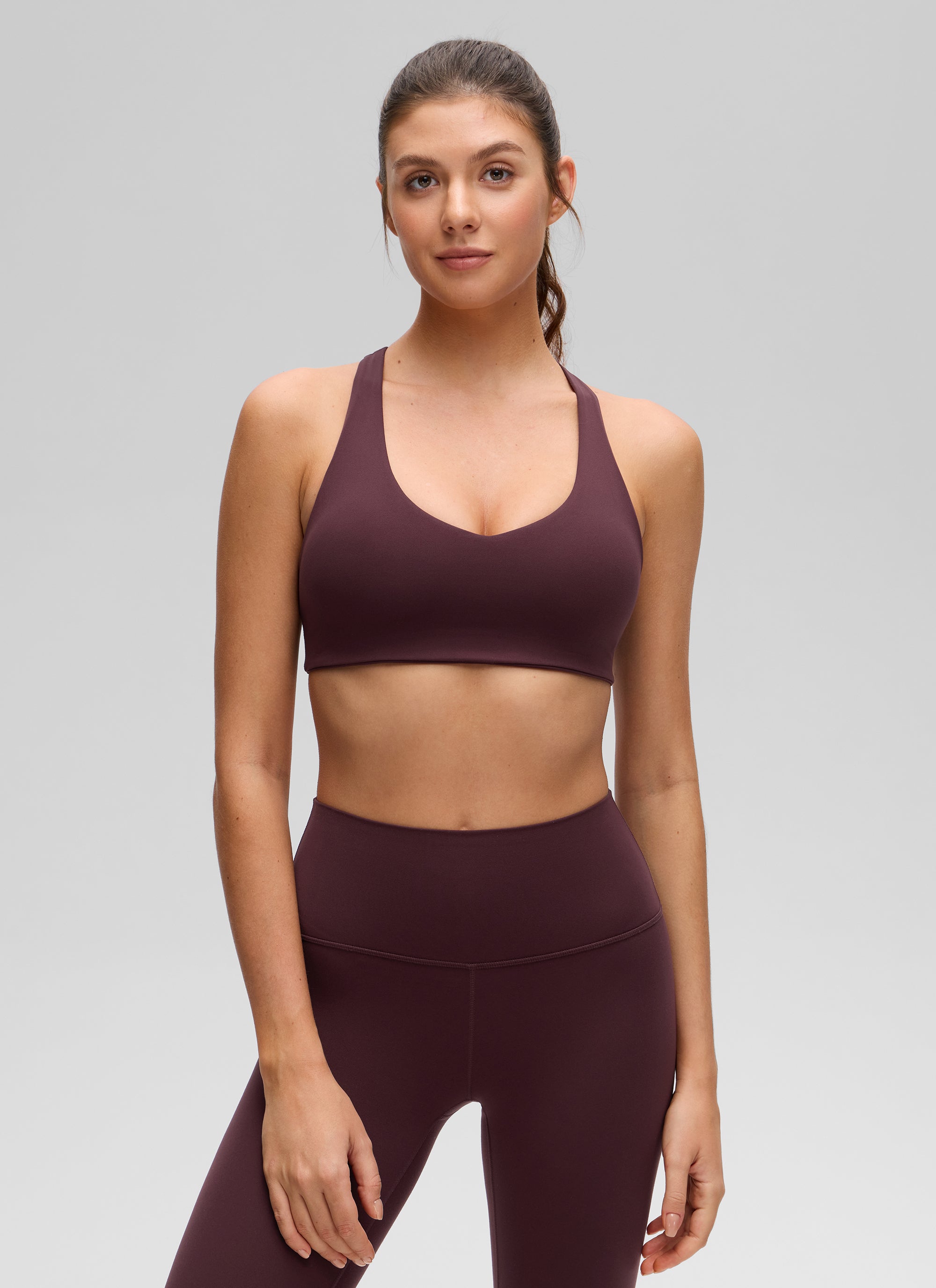 حمالة صدر رياضية للنساء من CRZ YOGA بتصميم Butterluxe لليوغا بفتحة رقبة على شكل V وقصة ظهر سبايكر مع حشوة داخلية، لون برقوقي ناضج