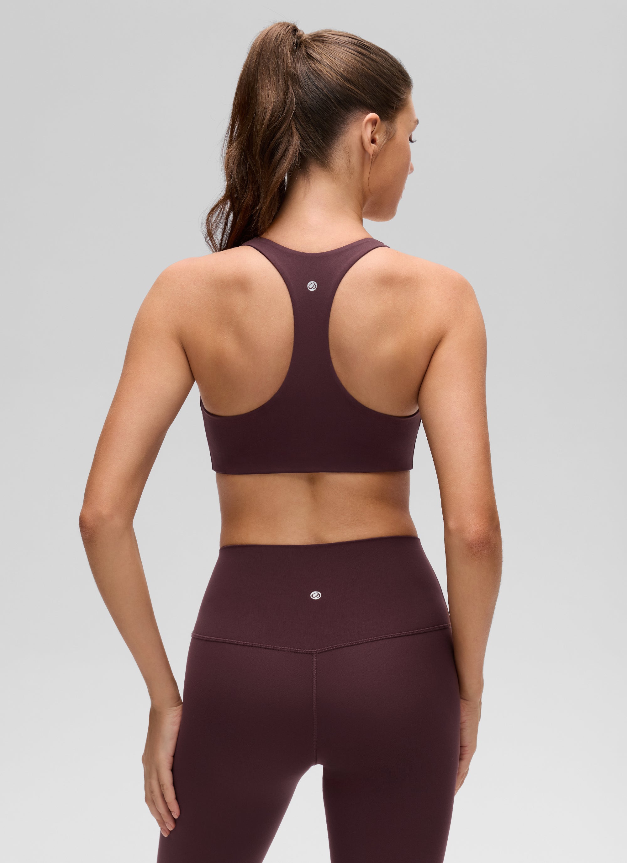 حمالة صدر رياضية للنساء من CRZ YOGA بتصميم Butterluxe لليوغا بفتحة رقبة على شكل V وقصة ظهر سبايكر مع حشوة داخلية، لون برقوقي ناضج