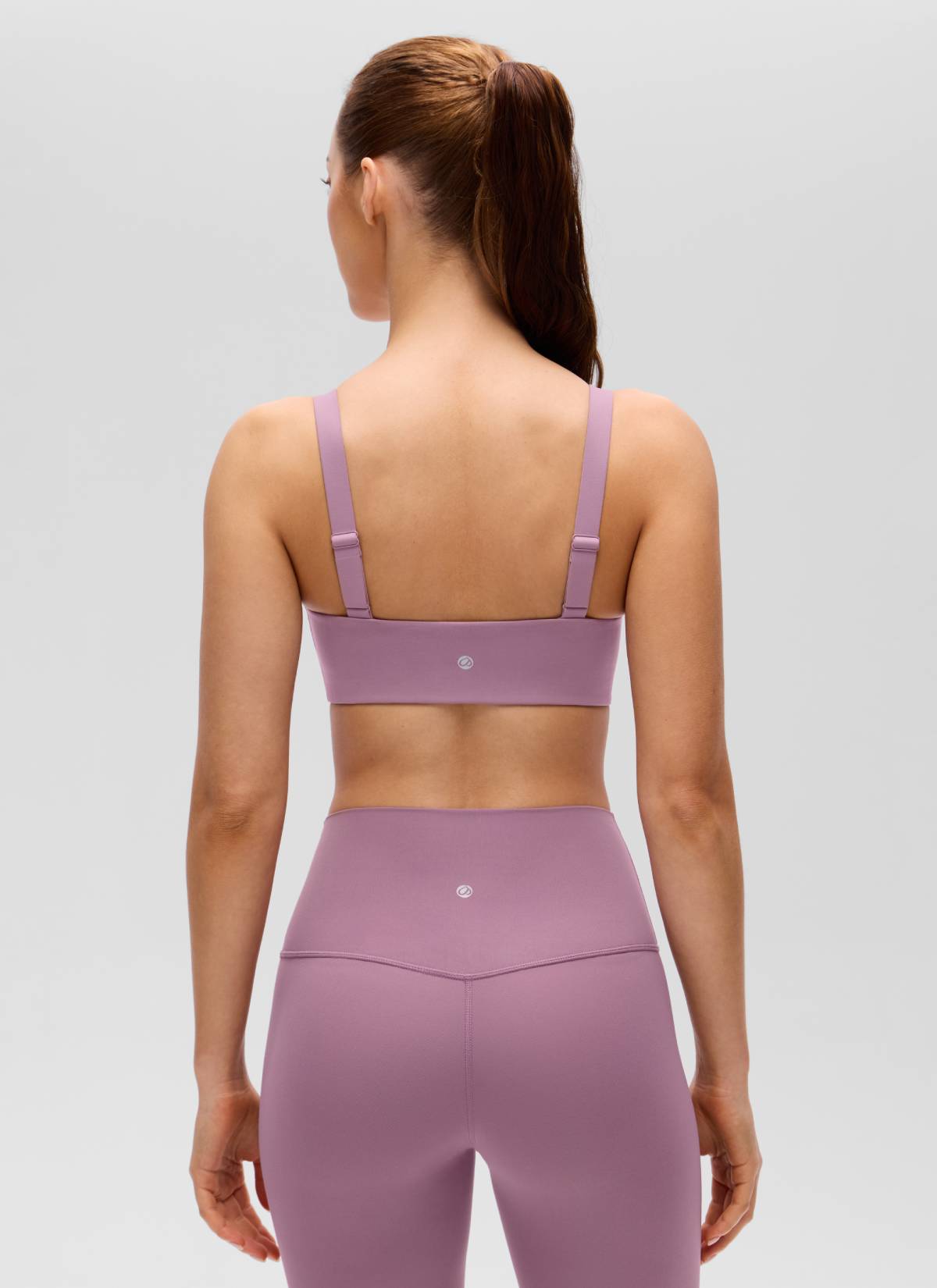 حمالة صدر رياضية نسائية Butterluxe بتصميم رقبة على شكل حرف U وتصميم مربع من الخلف من CRZ YOGA، لون لافندر فاتح