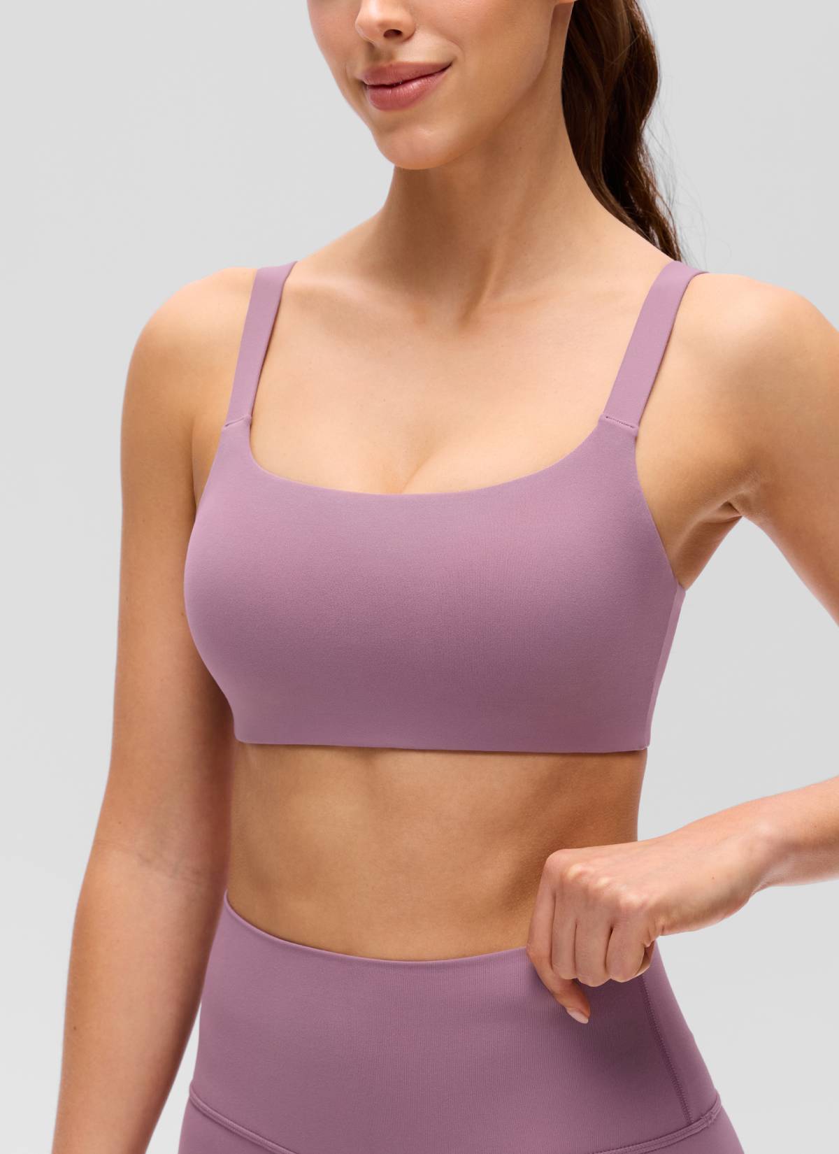 حمالة صدر رياضية نسائية Butterluxe بتصميم رقبة على شكل حرف U وتصميم مربع من الخلف من CRZ YOGA، لون لافندر فاتح